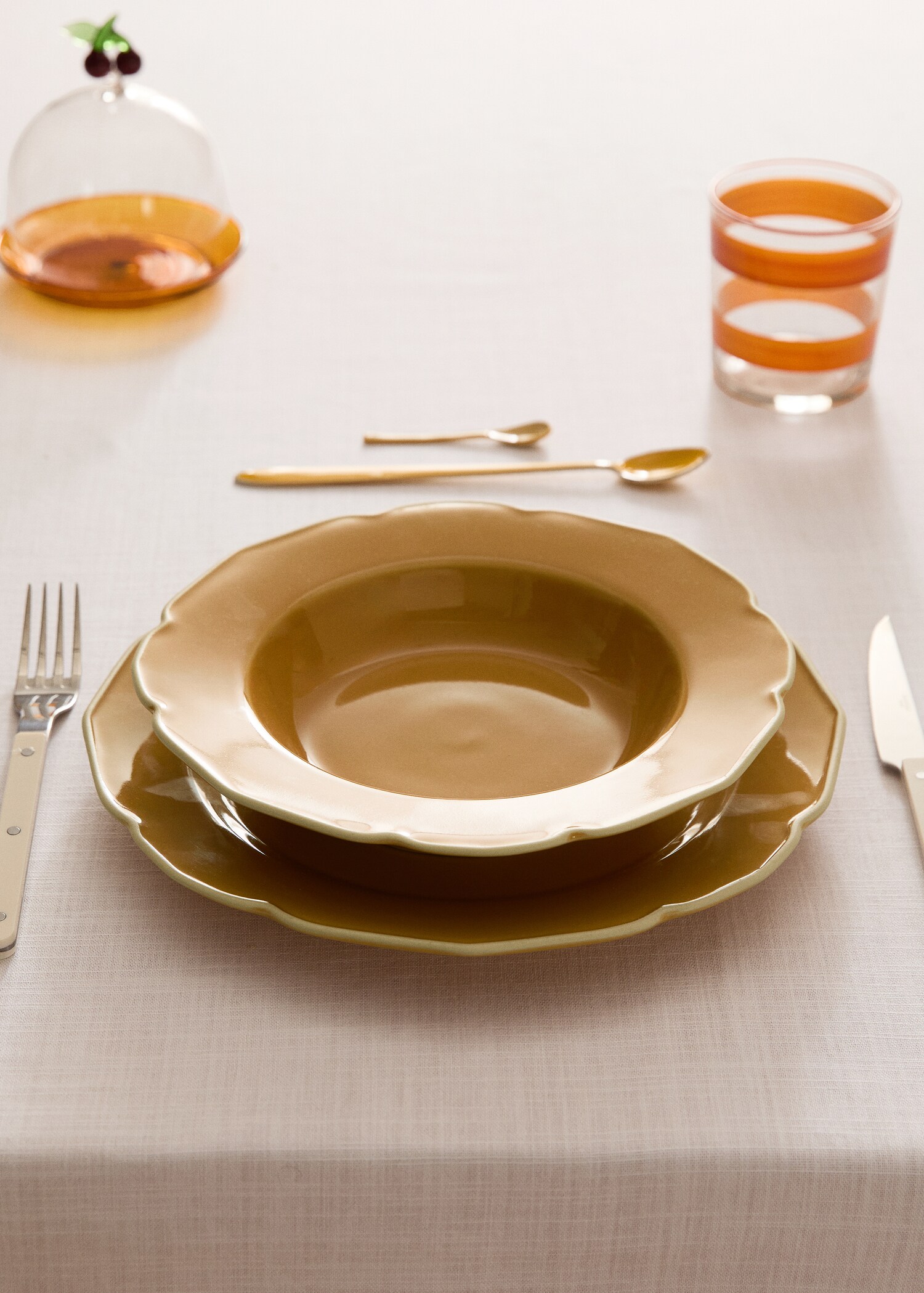 Stoneware deep plate with waves - General plane