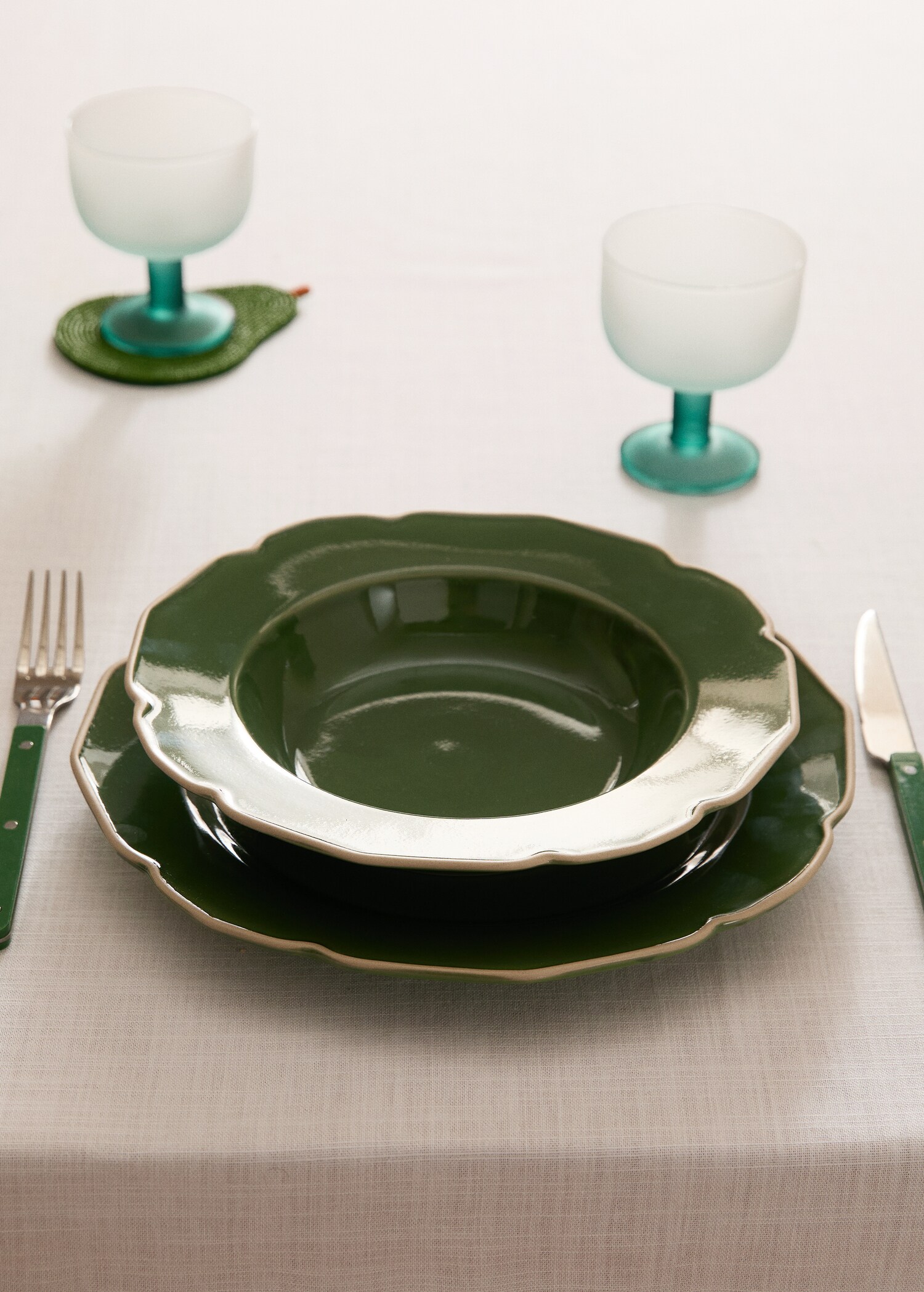 Stoneware deep plate with waves - General plane