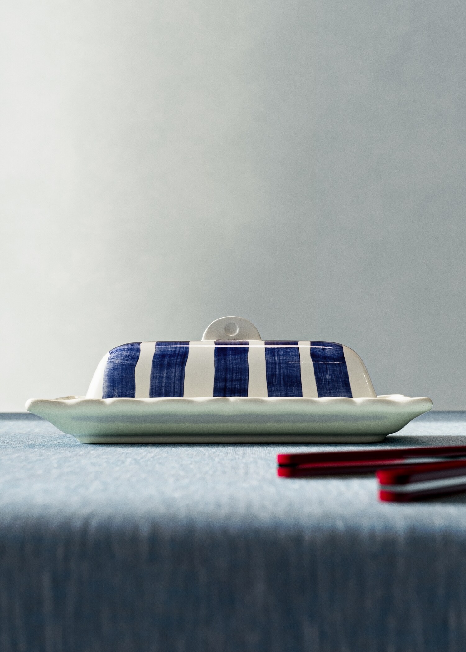 Maselniczka z fajansu w paski - Plan ogólny