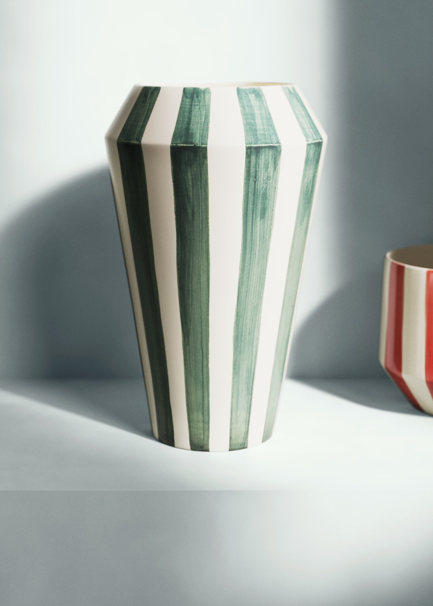 Large hand-painted striped vase - General plane