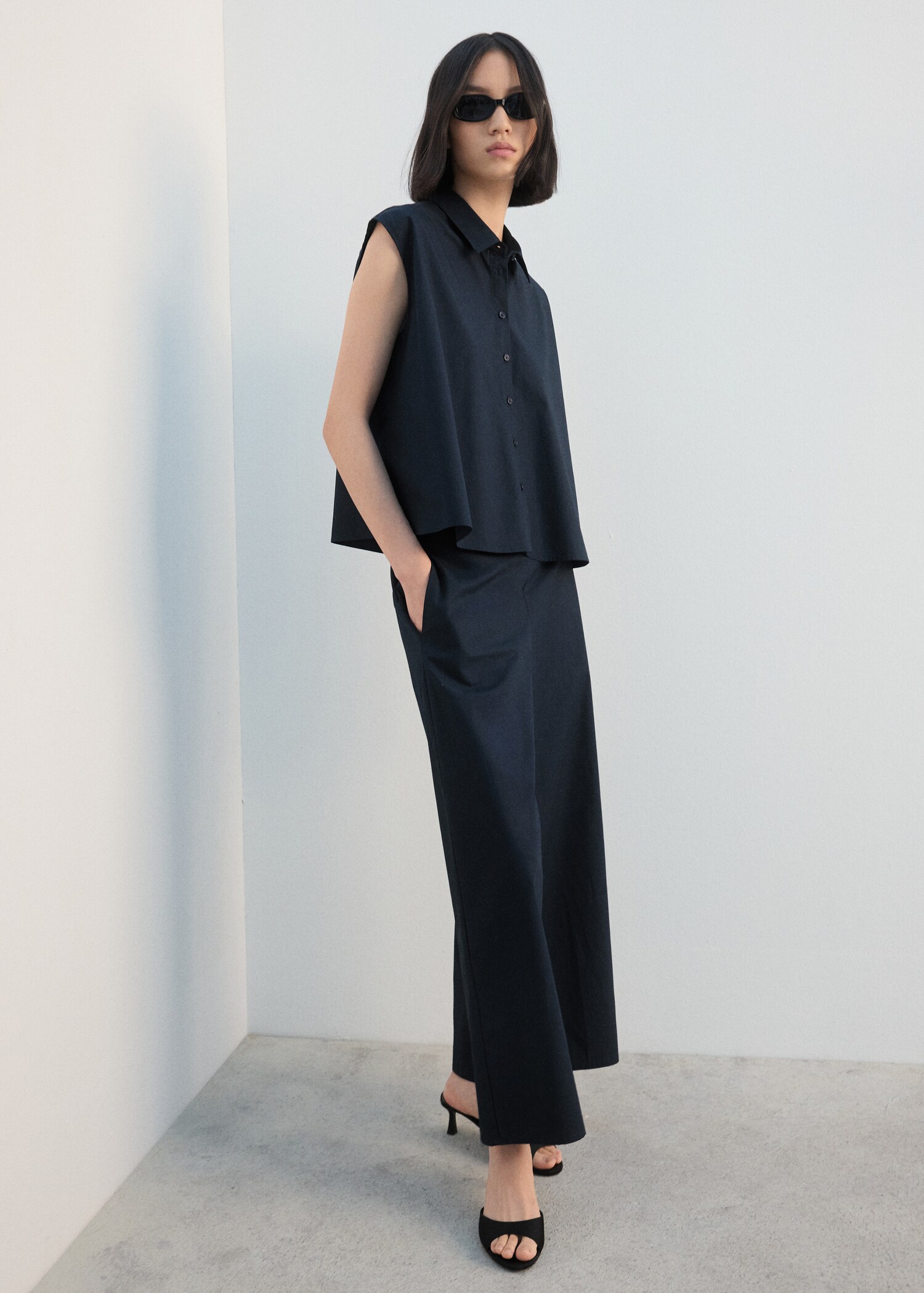 Sleeveless cotton shirt - General plane