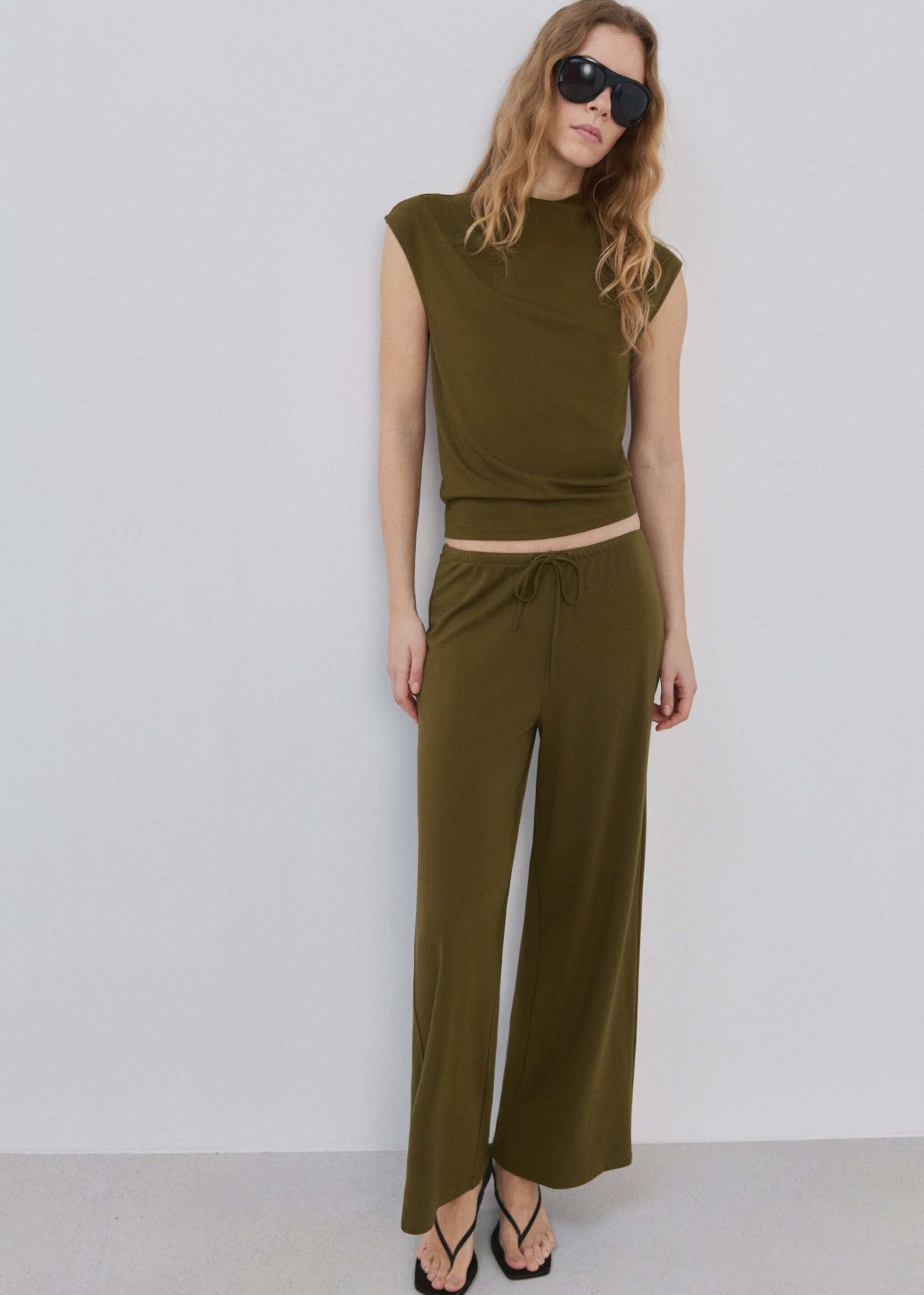 Straight-fit trousers with elastic waist - General plane, Khaki. Ref: 27072541-00.
