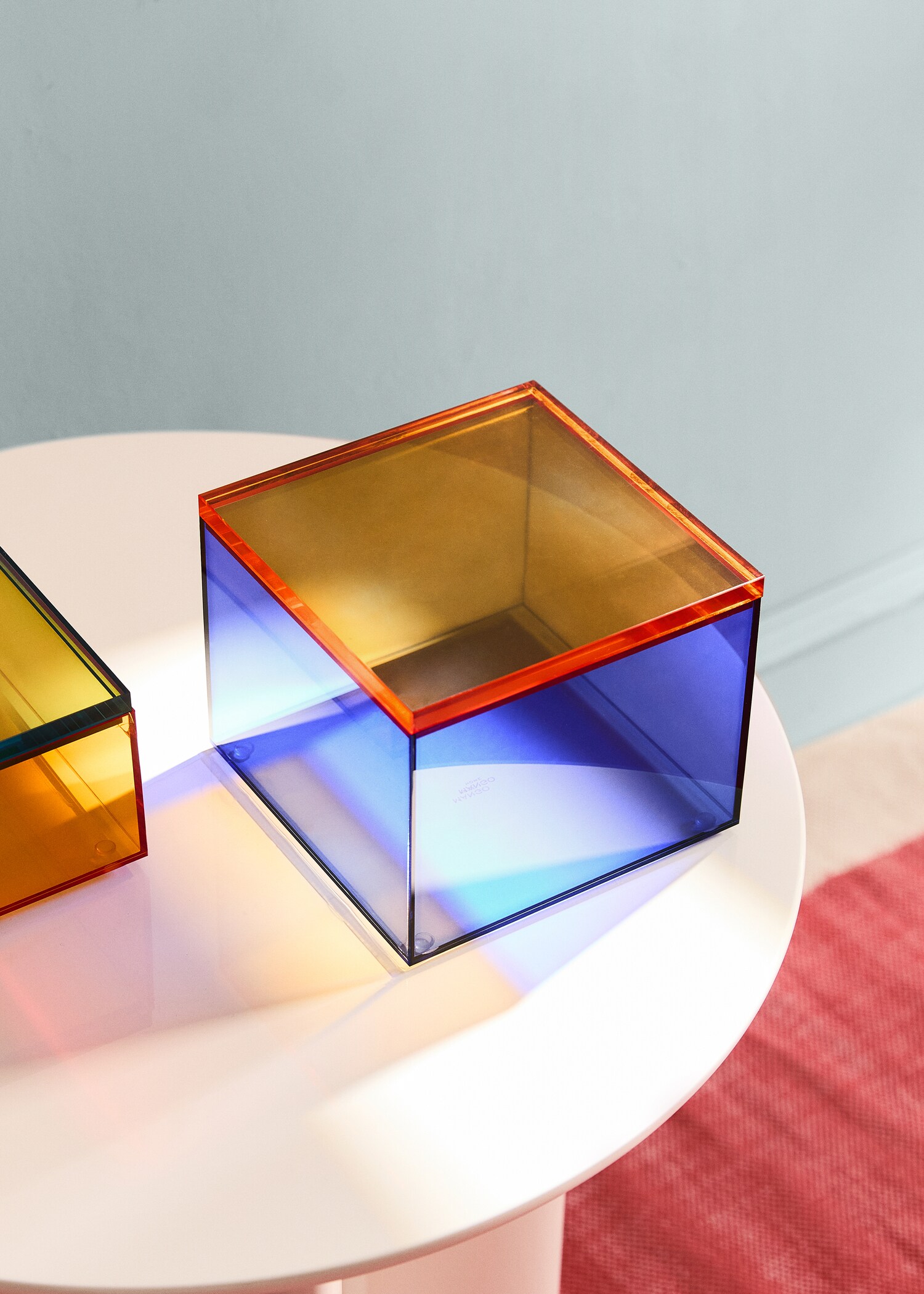 Medium two-tone acrylic box - General plane