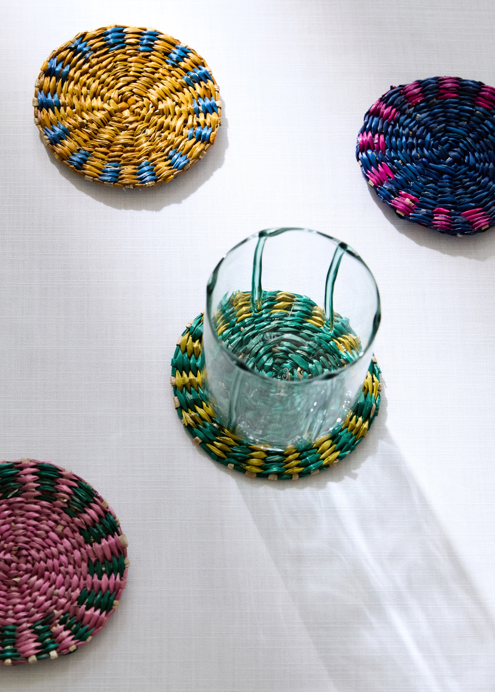 Seagrass coasters in assorted colours - General plane, Fuchsia. Ref: 27072914-00.