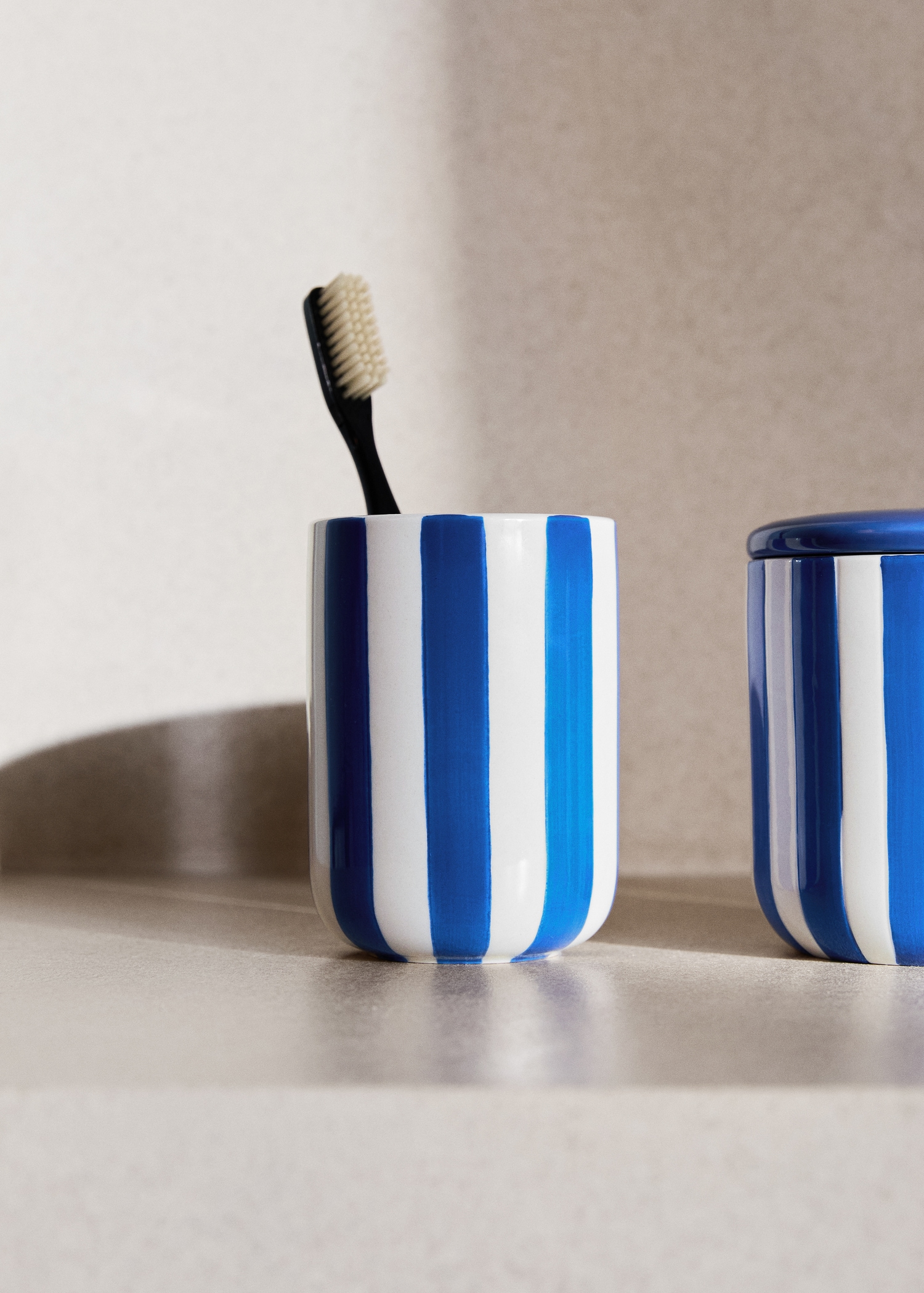 Ceramic toothbrush cup with painted stripes - General plane