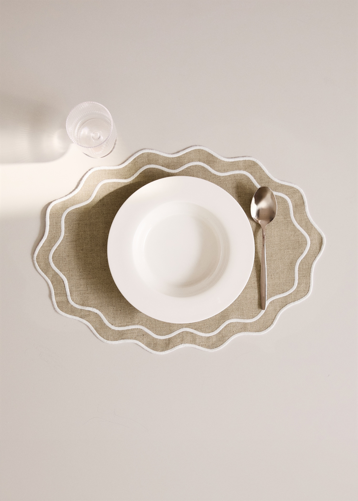 Resin-coated woven linen placemats with wave pattern - General plane