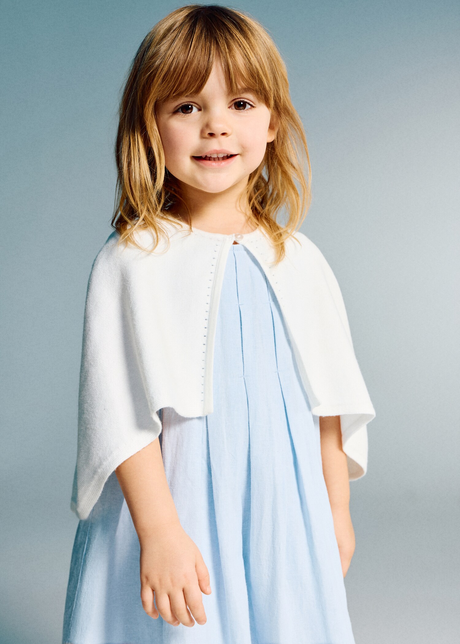 Knitted cape with lace details - General plane