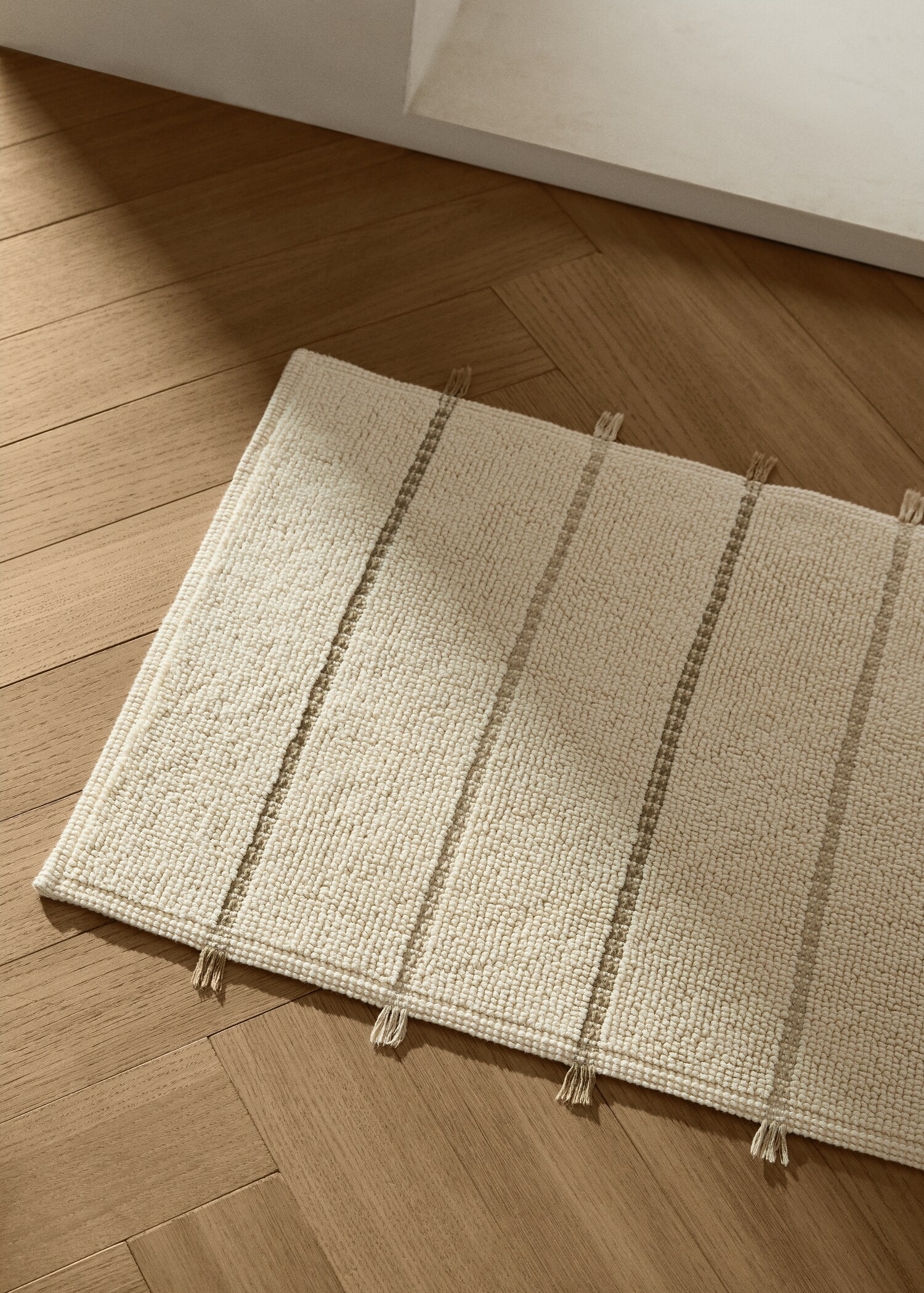 Striped bath mat with fringe detail - General plane
