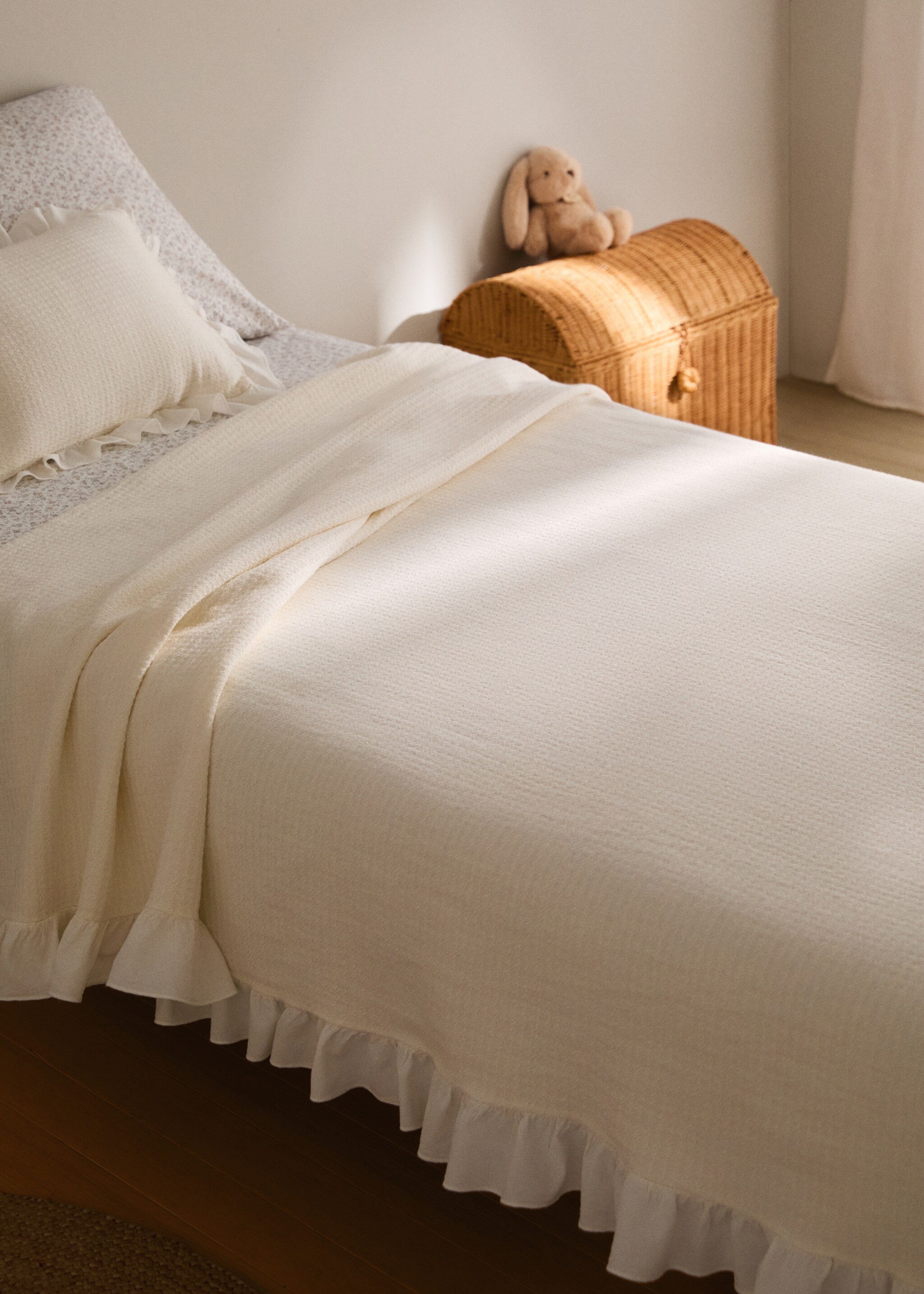 Dziecięca narzuta z bawełny żakardowej z falbaną na łóżko 90 cm - Plan ogólny, Złamana biel. Ref: 27074070-00.