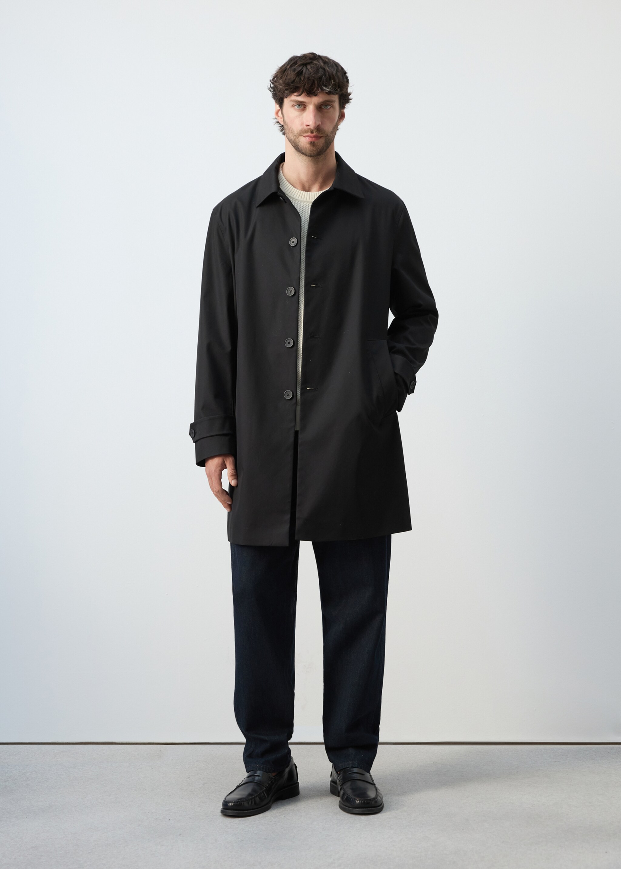 Water-repellent gabardine with pockets - General plane, Black. Ref: 27074405-00.