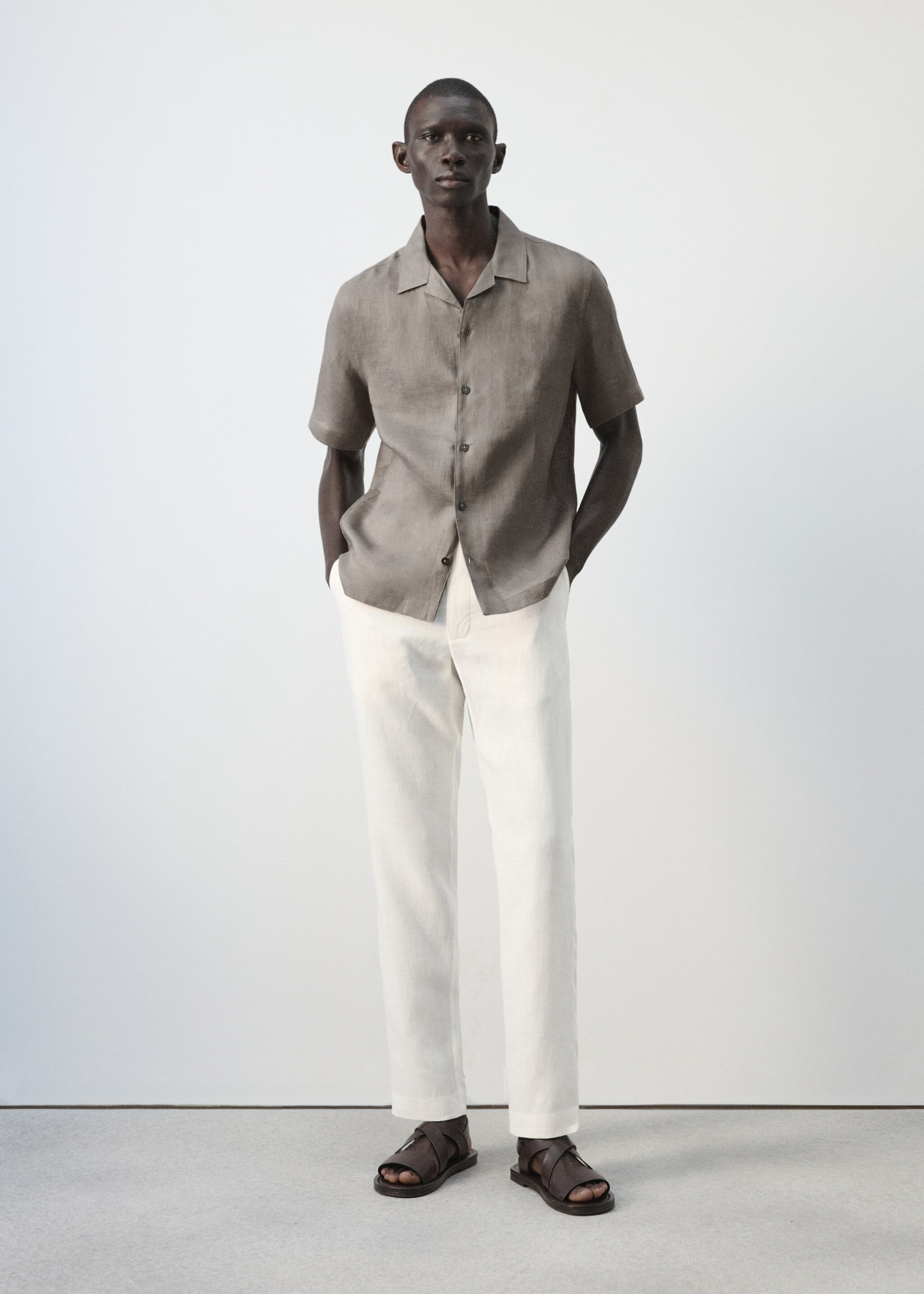 Camisa de 100% linho com gola bowling - Plano geral, Castanho-médio. Ref: 27075948-00.