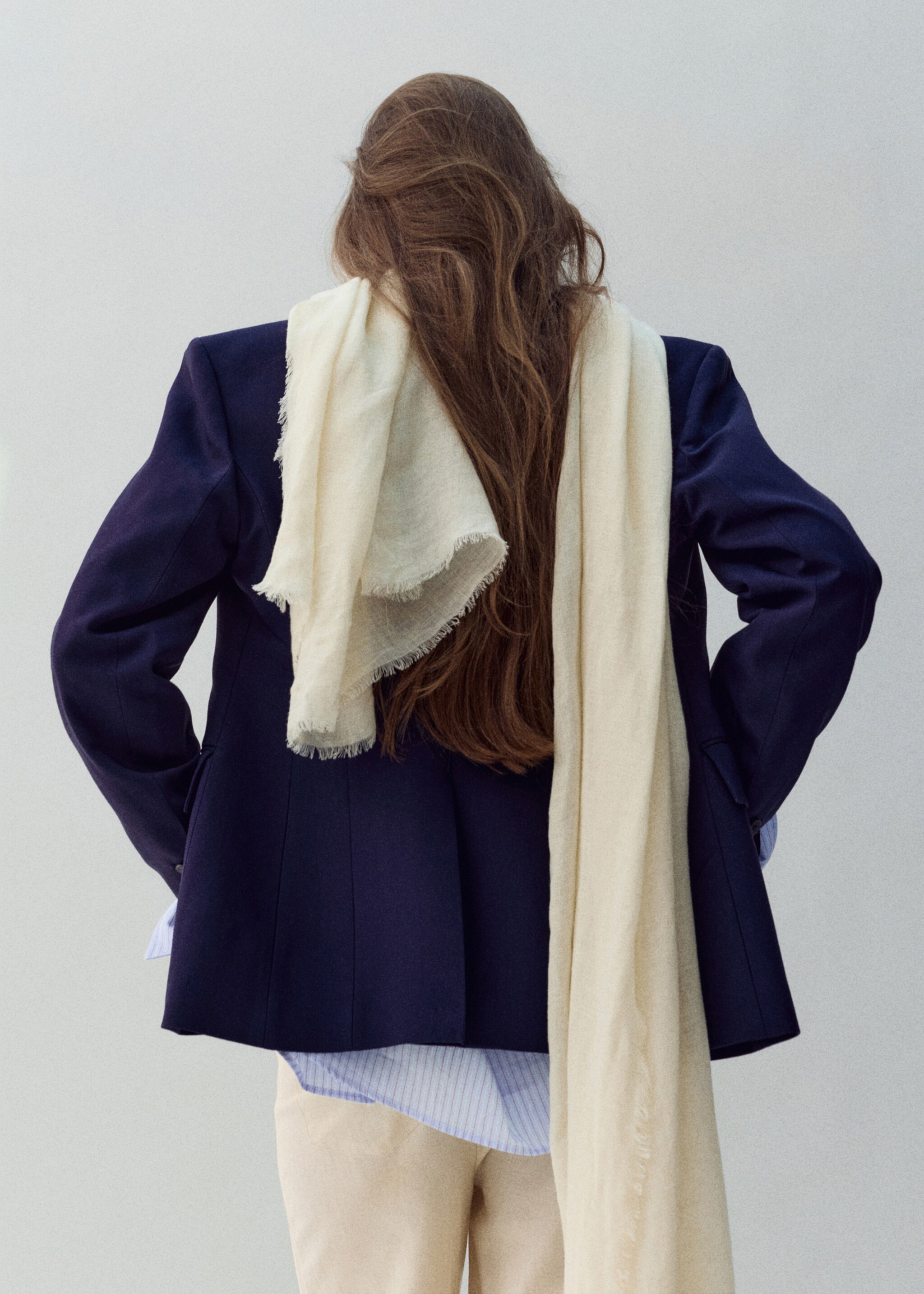 Льняна хустка з необробленими краями - Загальний план, Екрю. Ref: 27076336-00.