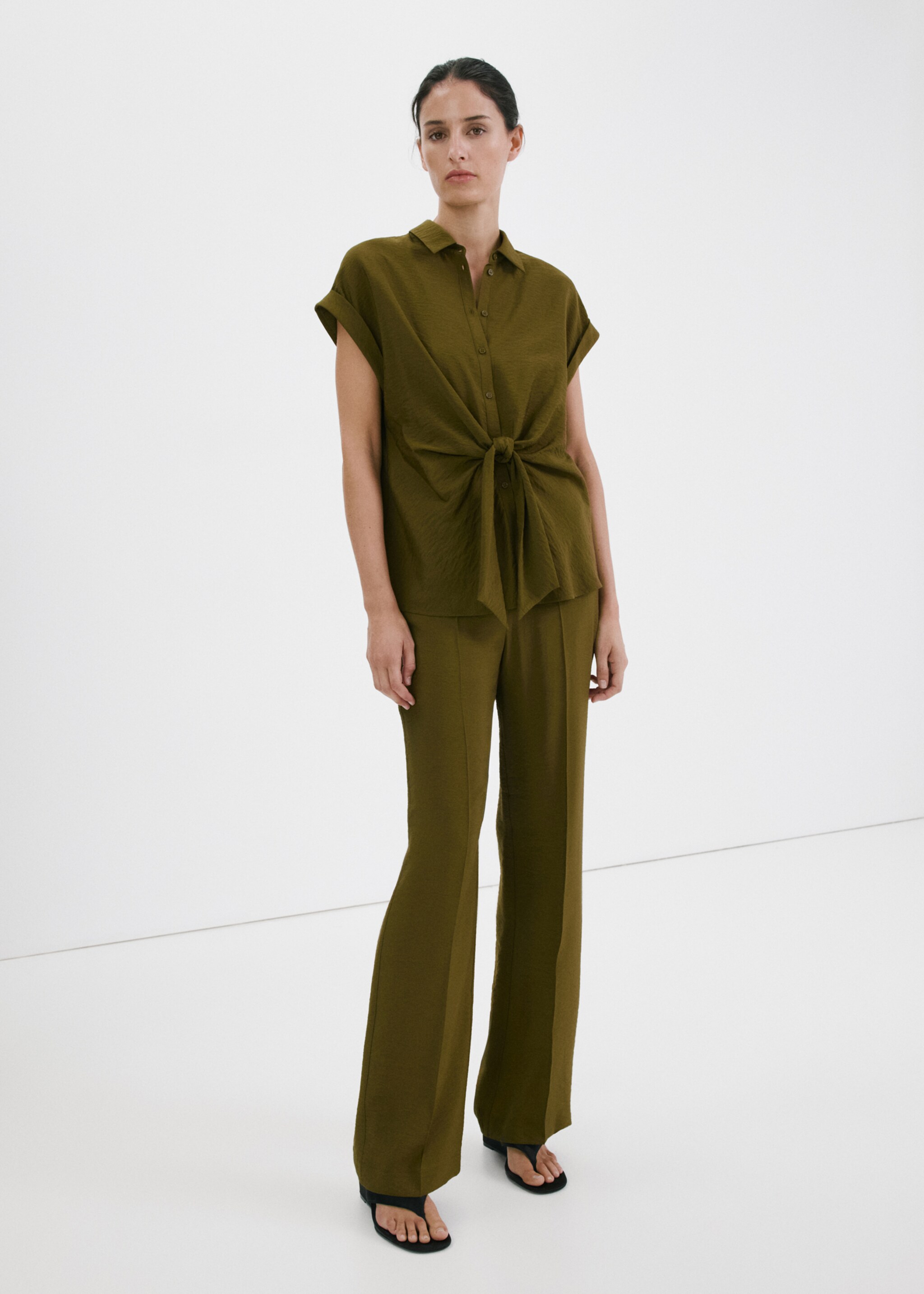 Straight mid-rise trousers - General plane, Green. Ref: 27077153-00.