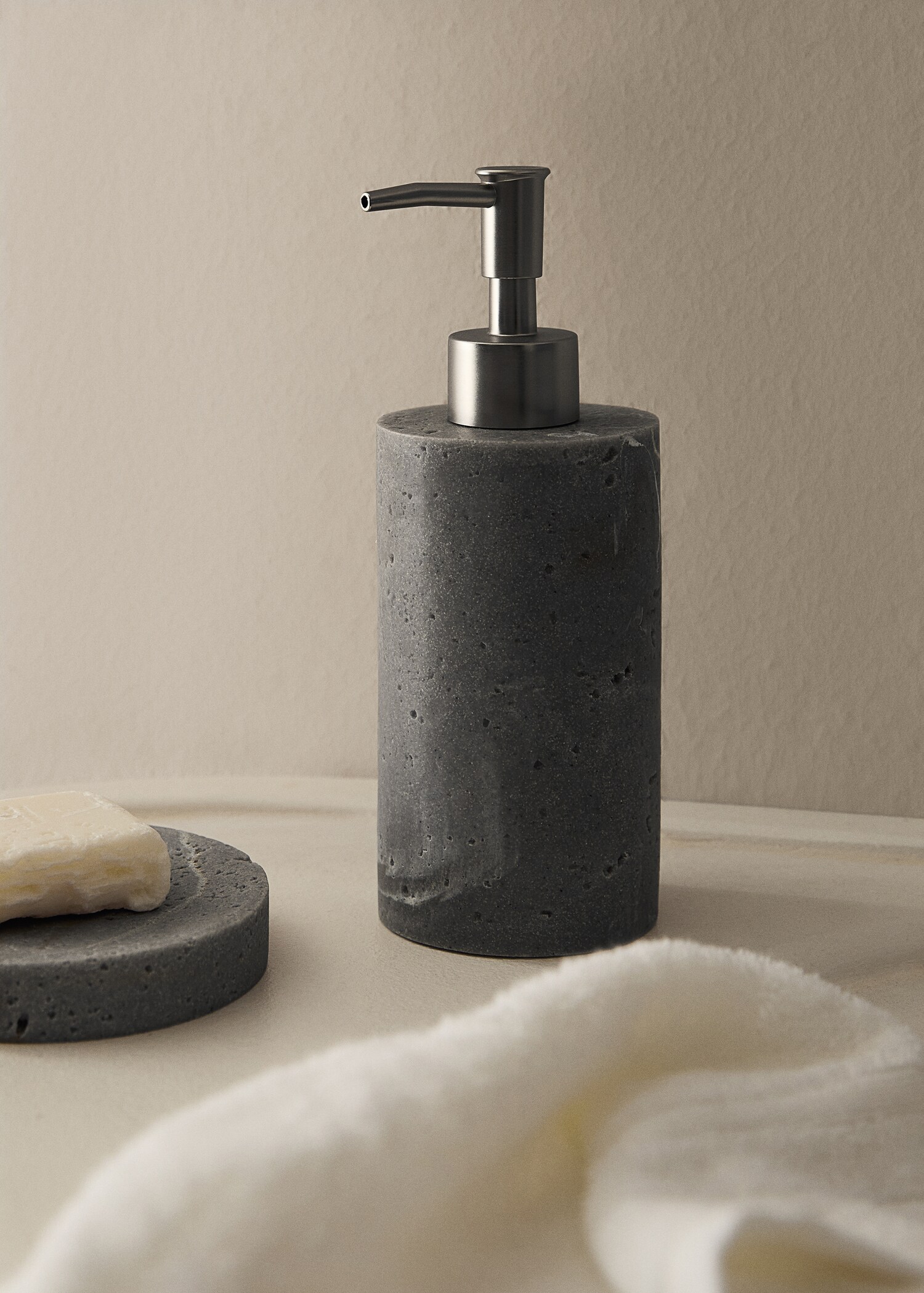 Travertine-effect resin soap dispenser - General plane