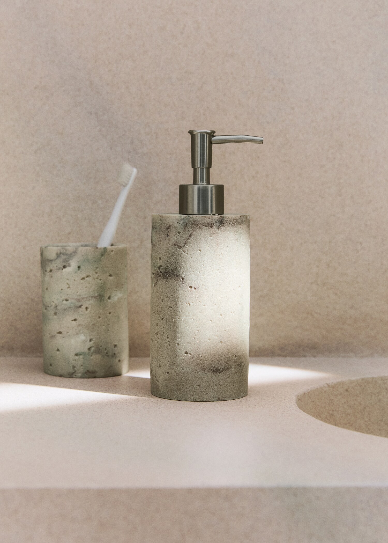 Travertine-effect resin soap dispenser - General plane