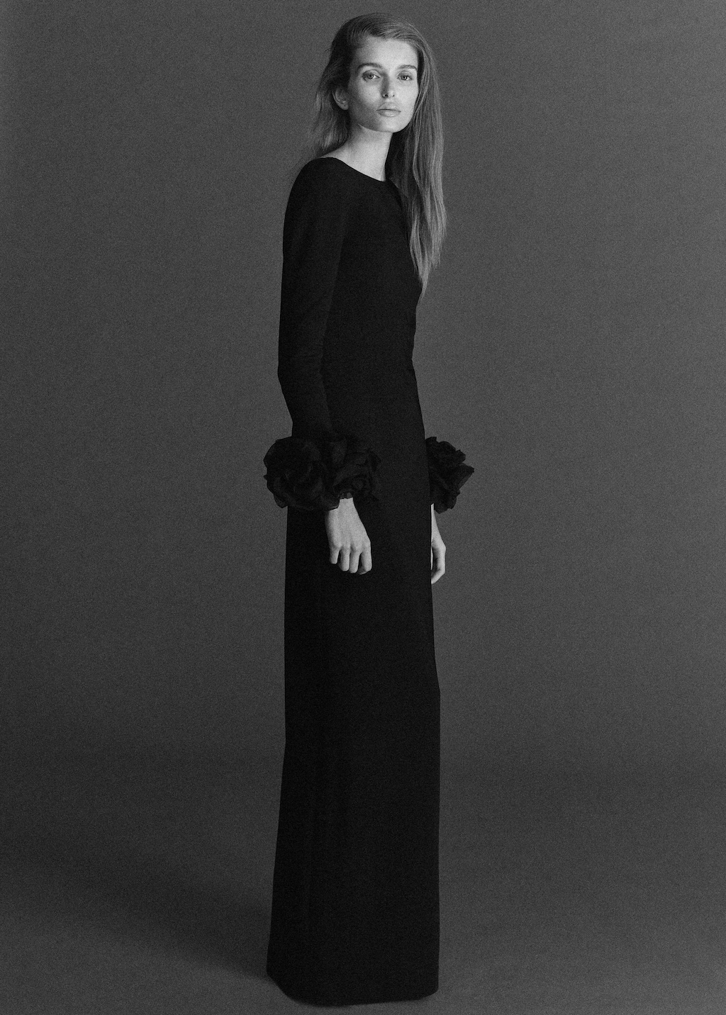 Open-back dress with flower cuffs