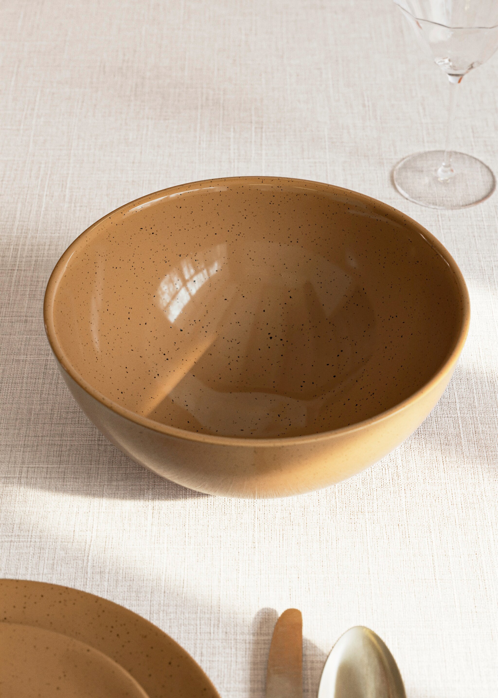 Serveringsfat i stengods med prickar - Allmän bild, Mellanbrun. Ref: 27081524-00.