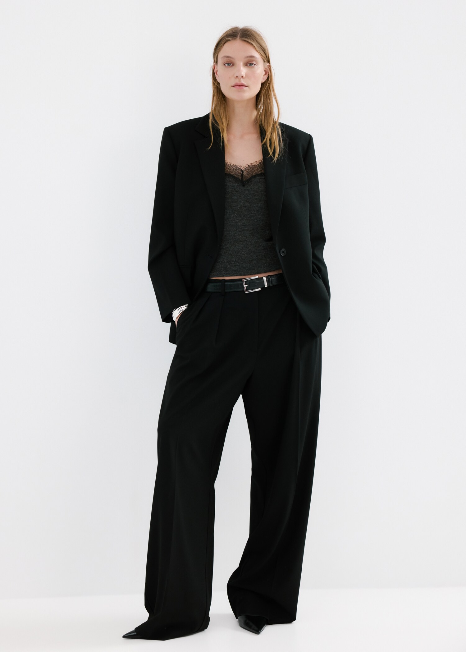 Haut avec décolleté en dentelle - Plan général