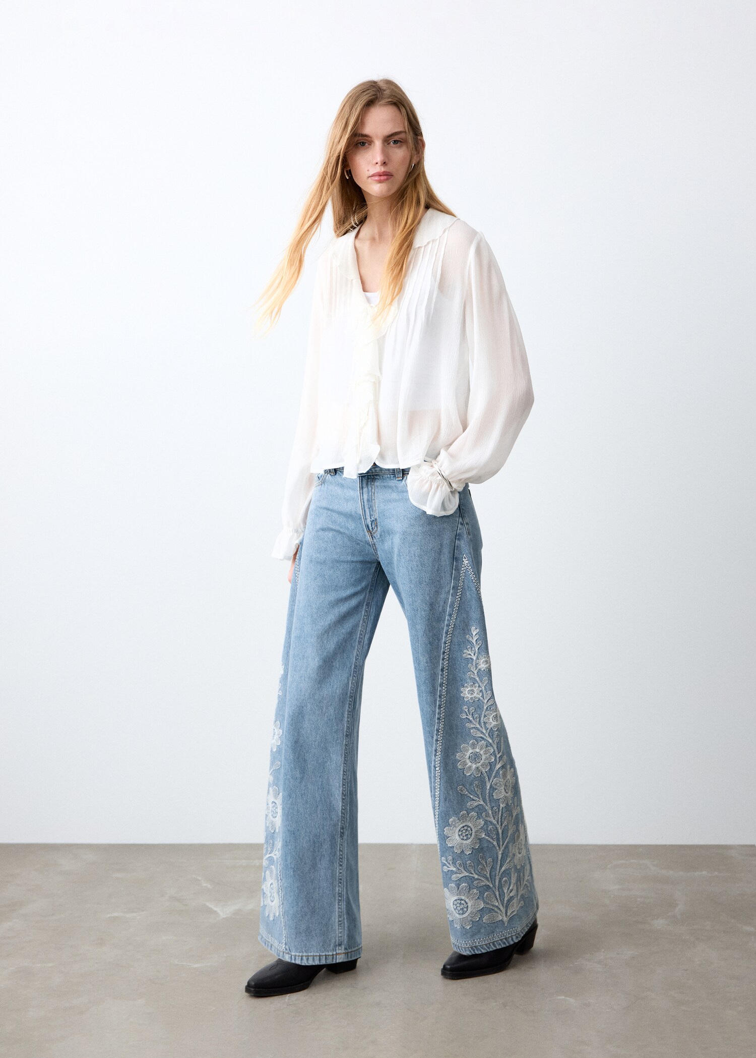 Flower-embroidered wide leg jeans - General plane