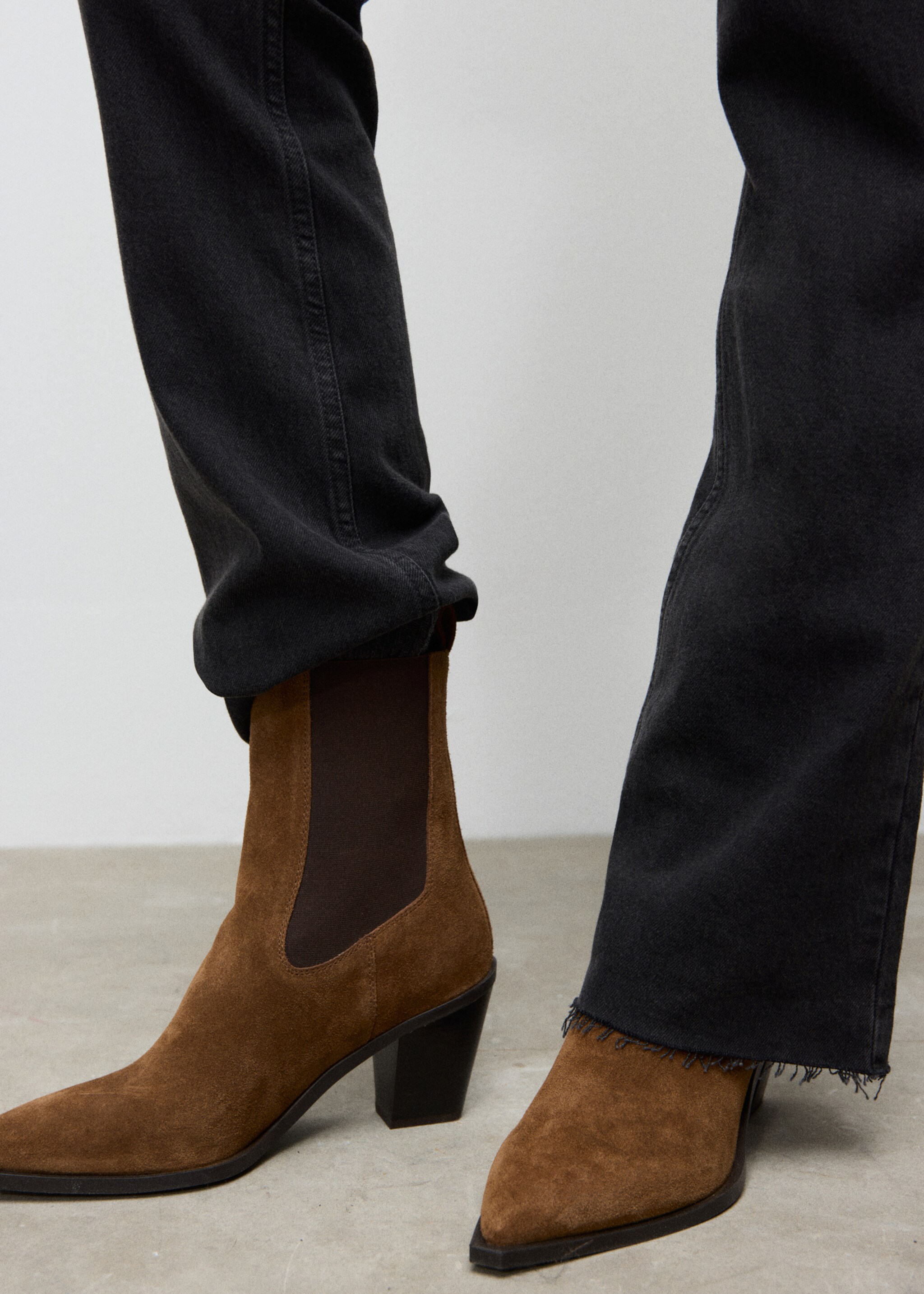Suede ankle boots with pointed toe and block heel - General plane, Tobacco Brown. Ref: 27082549-00.