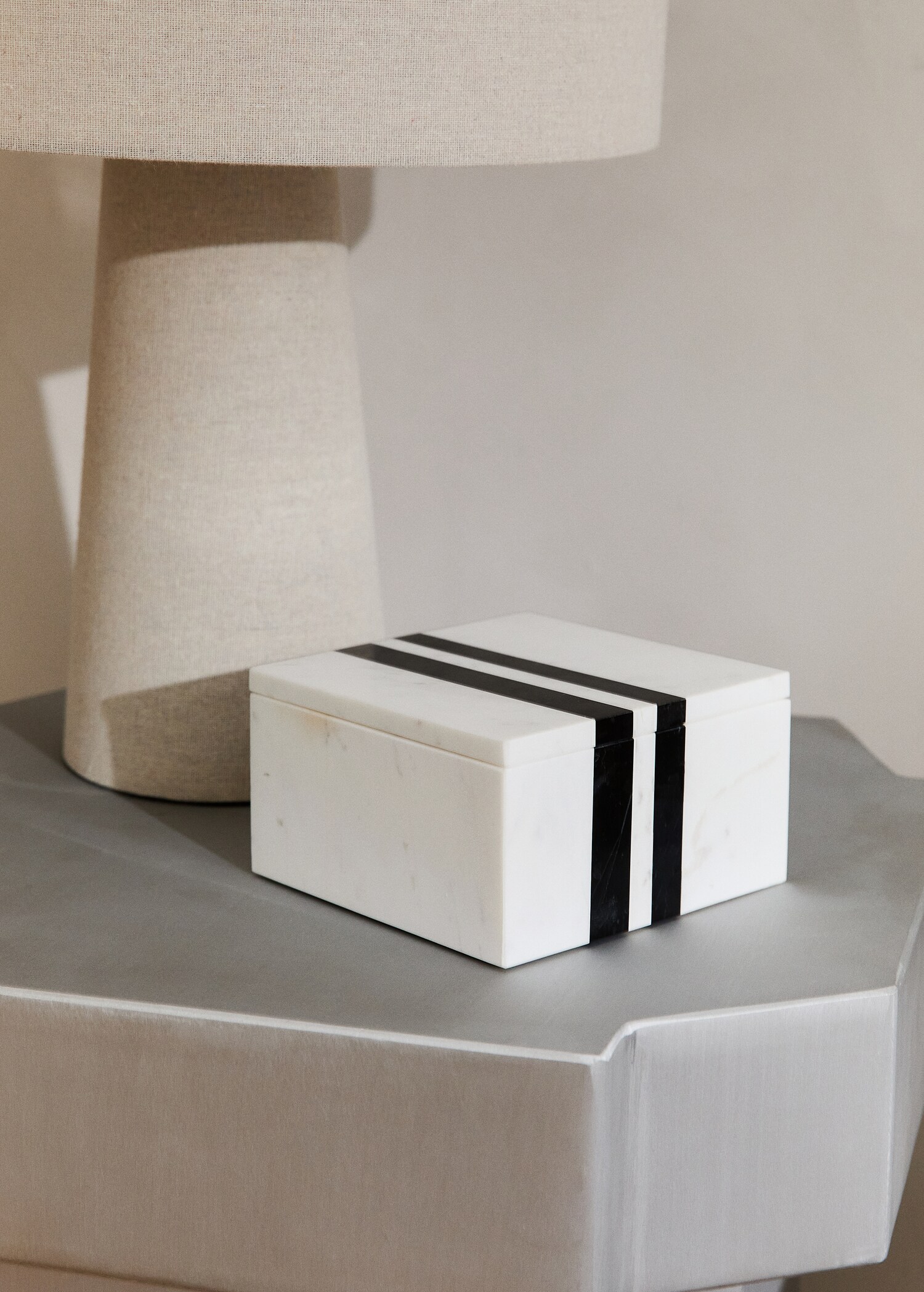 Caixa marbre ratlles - Pla general