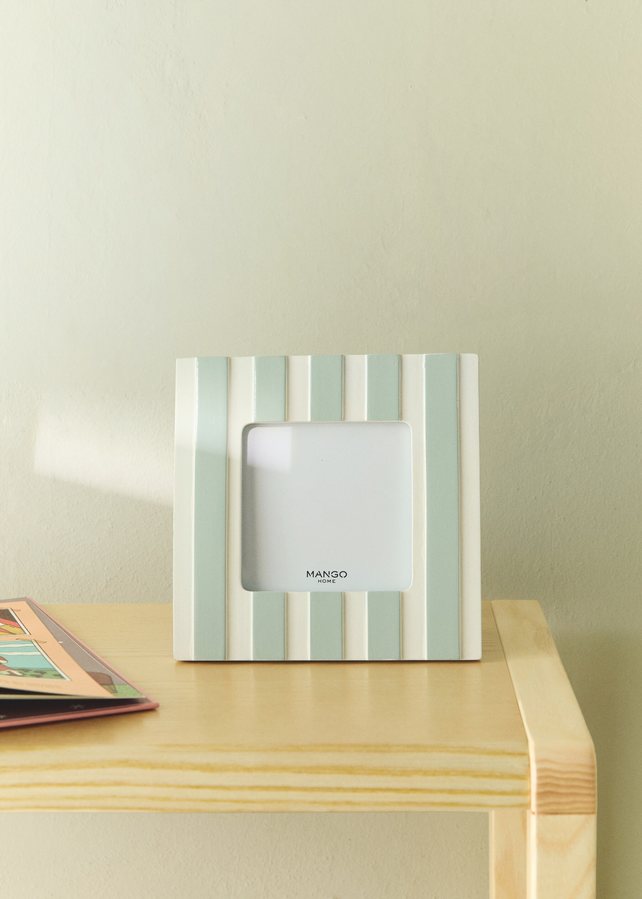 Bicolour striped resin photo frame - General plane, Pastel Green. Ref: 27082902-00.