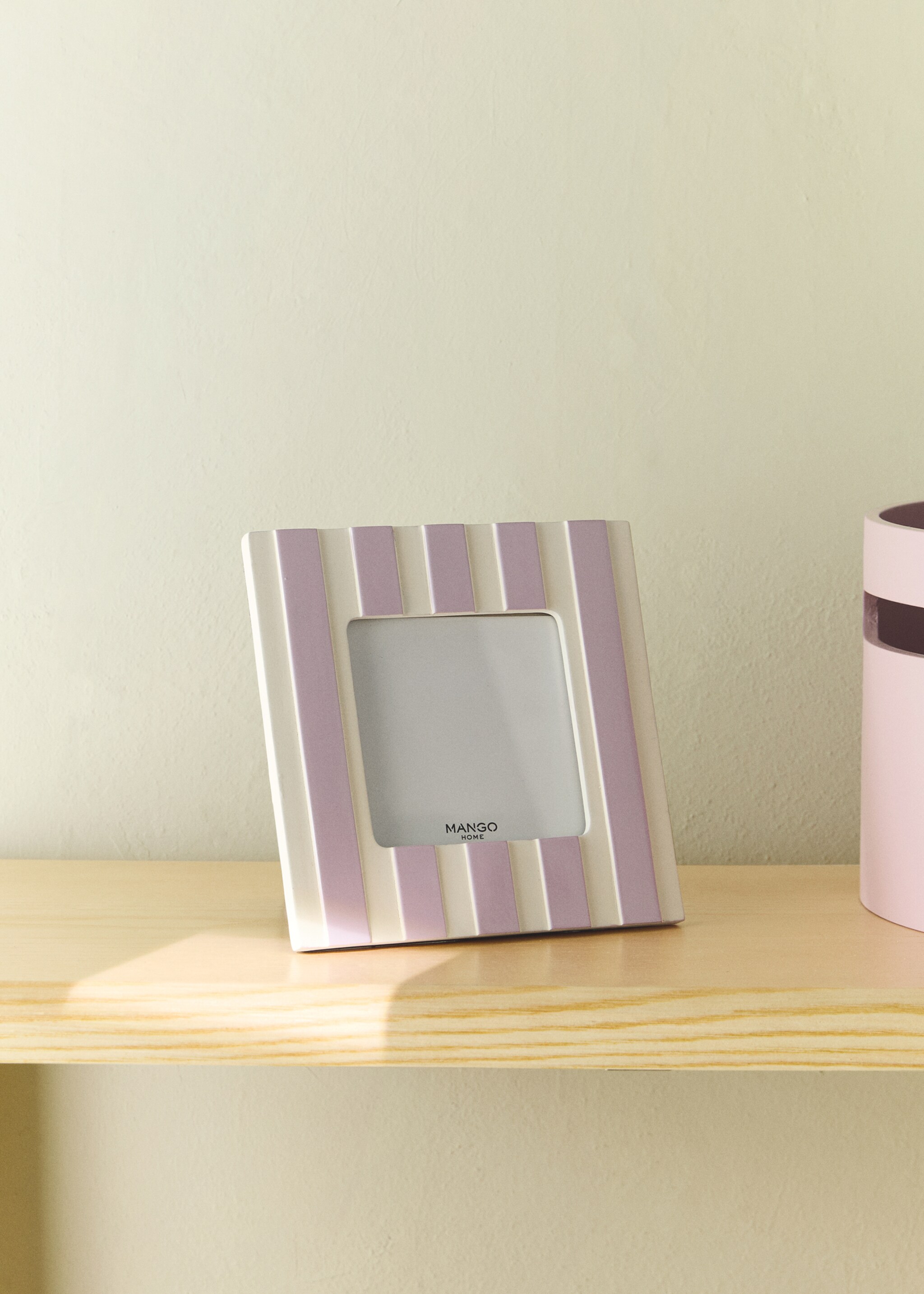 Bicolour striped resin photo frame - General plane, Lavender. Ref: 27082902-00.