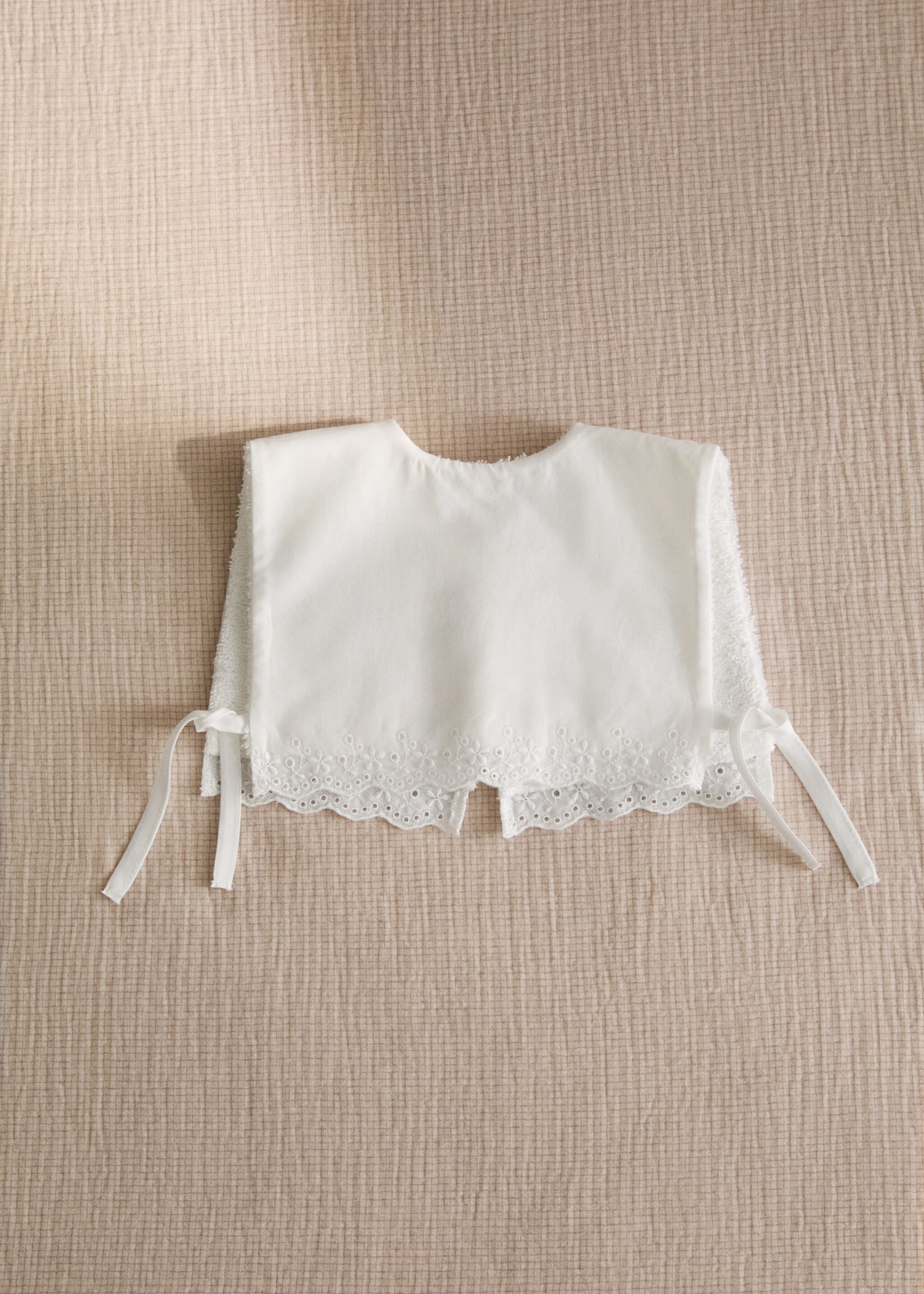 Terry bib with lace trim - General plane, White. Ref: 27082926-00.