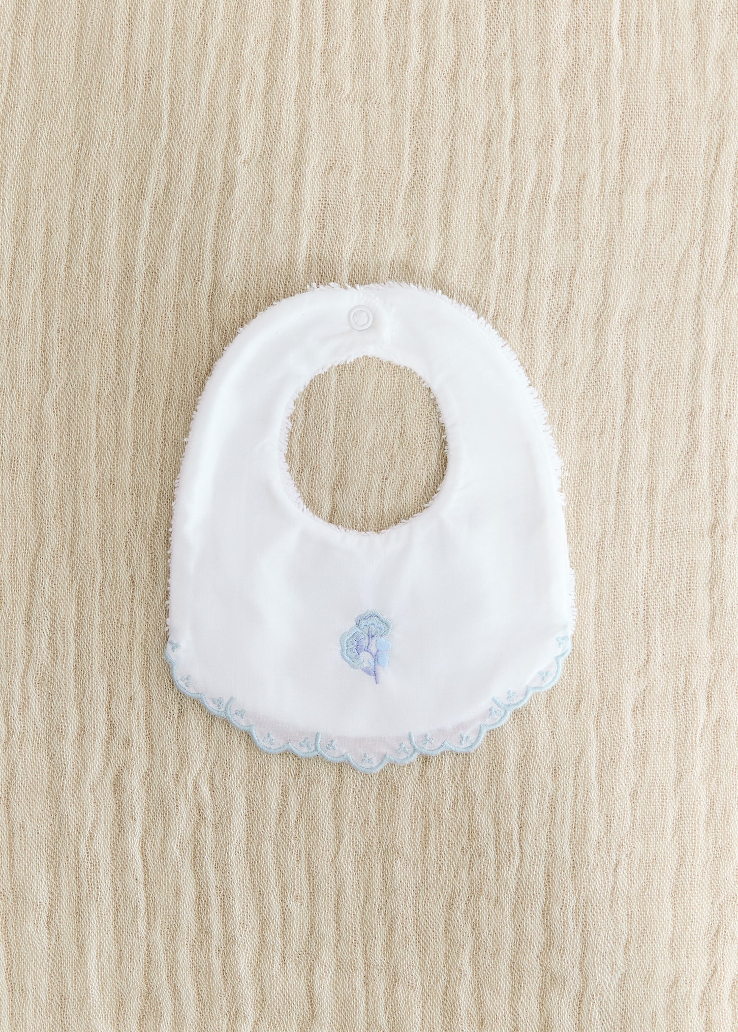 Embroidered cotton flower bib - General plane