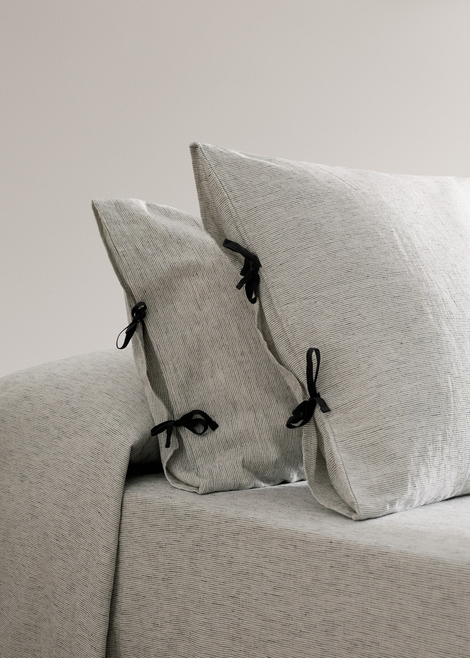 Cotton linen pillowcase with tie fastening 45x110 cm - General plane