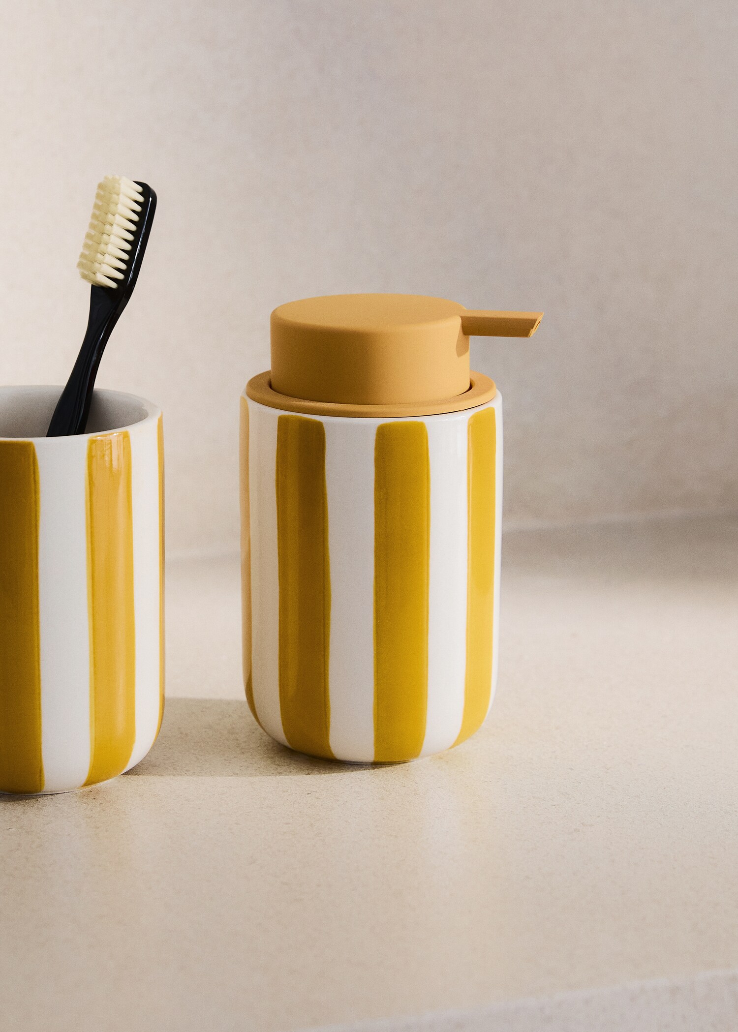 Painted stripe ceramic dispenser - General plane