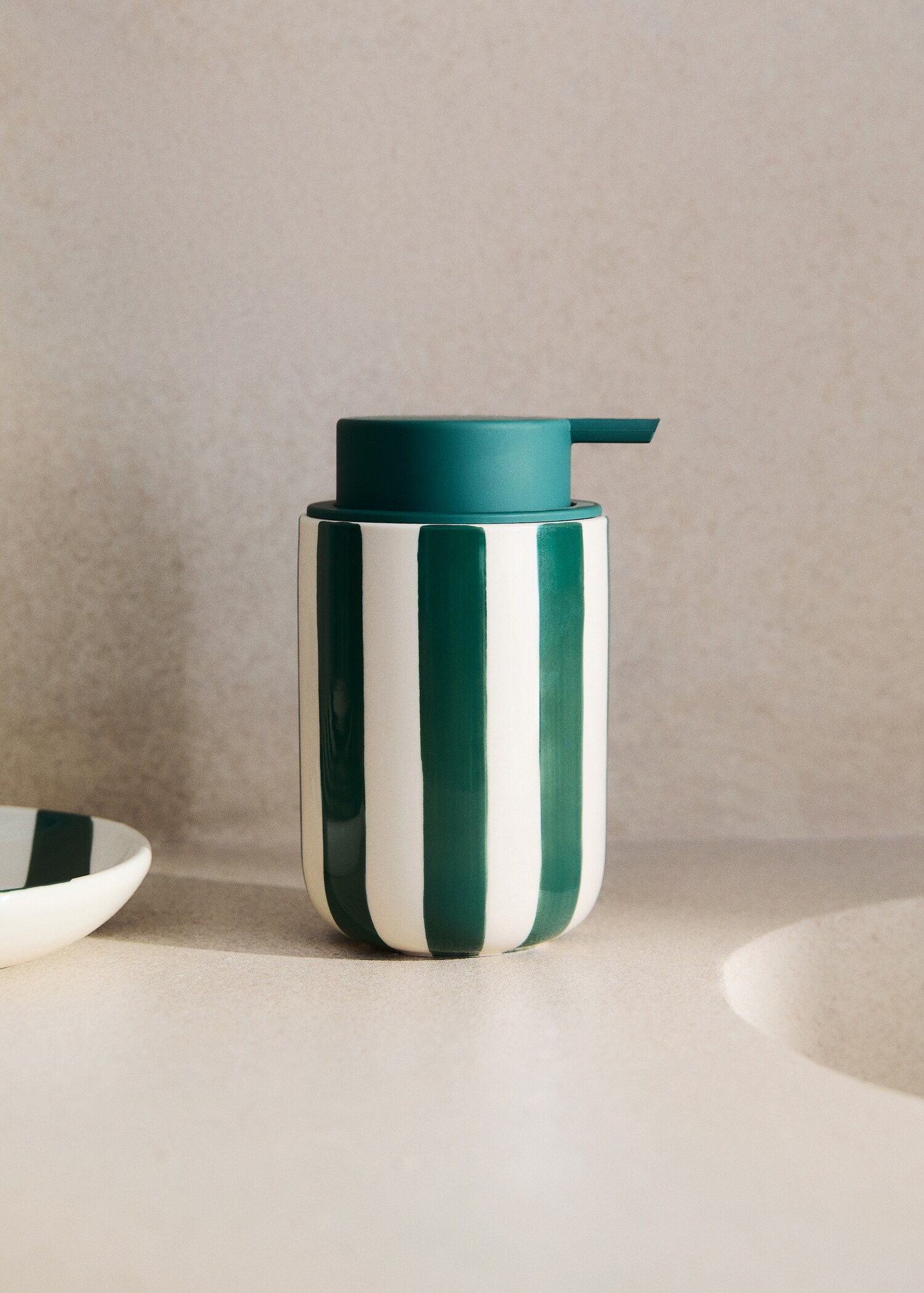 Painted stripe ceramic dispenser - General plane