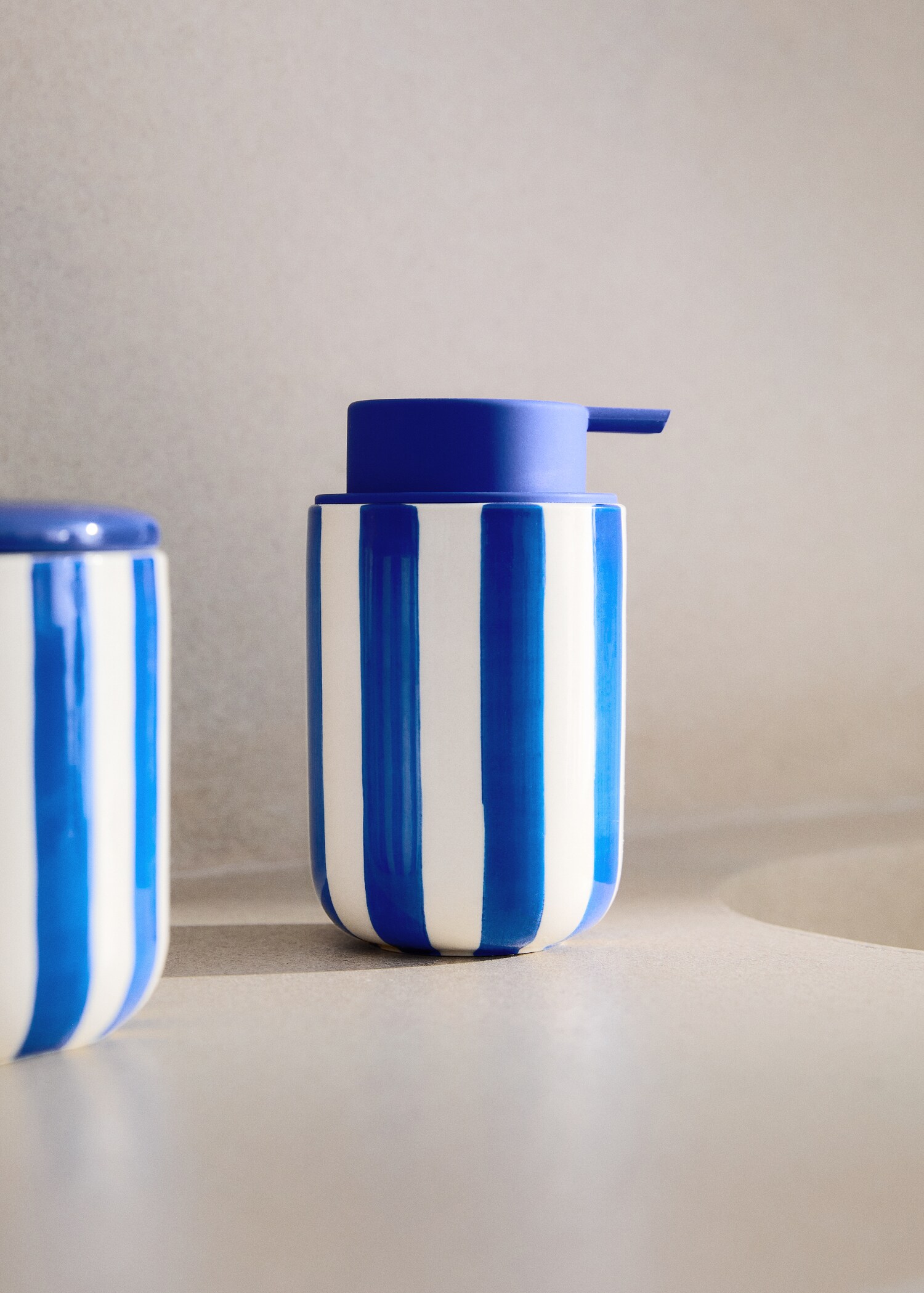 Painted stripe ceramic dispenser - General plane