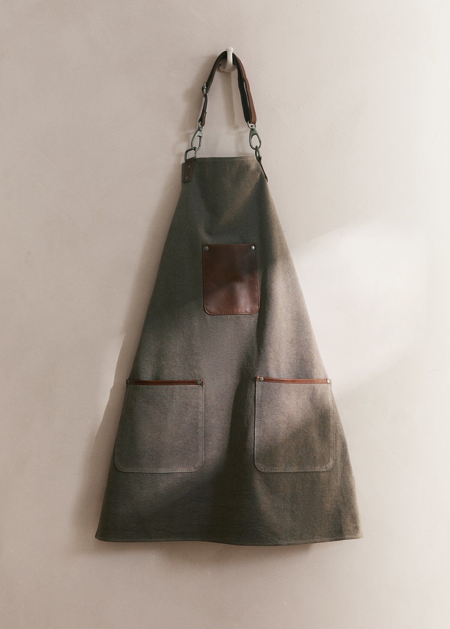 Apron with leather detail - General plane