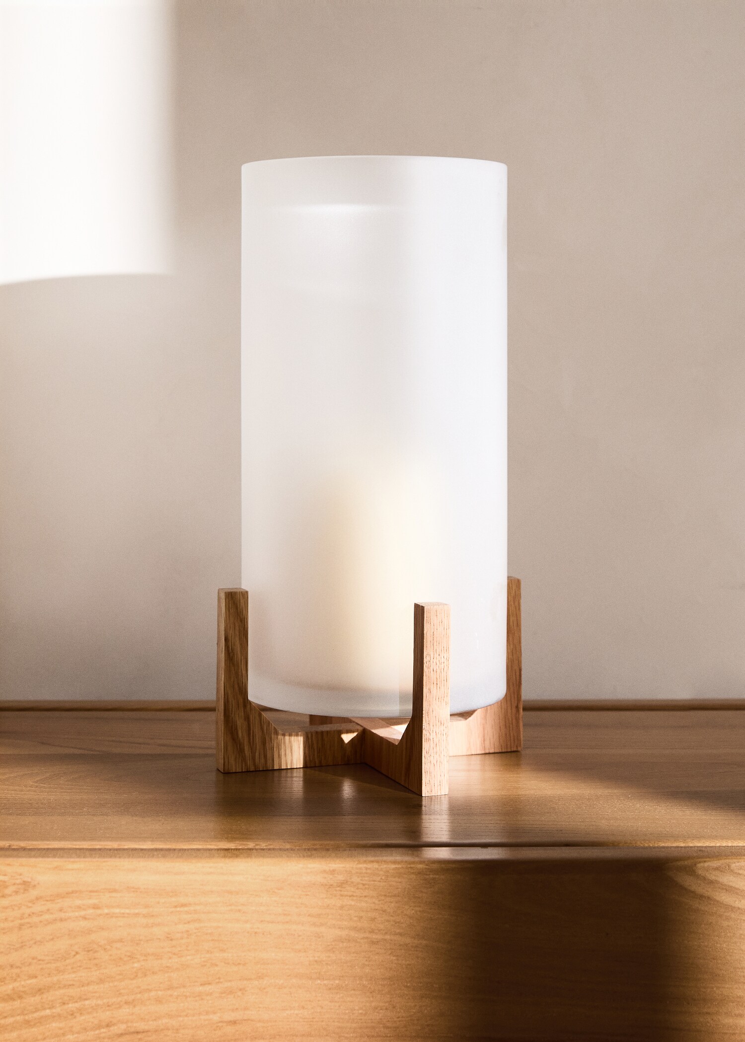 Tall glass lantern with oak wood stand - General plane