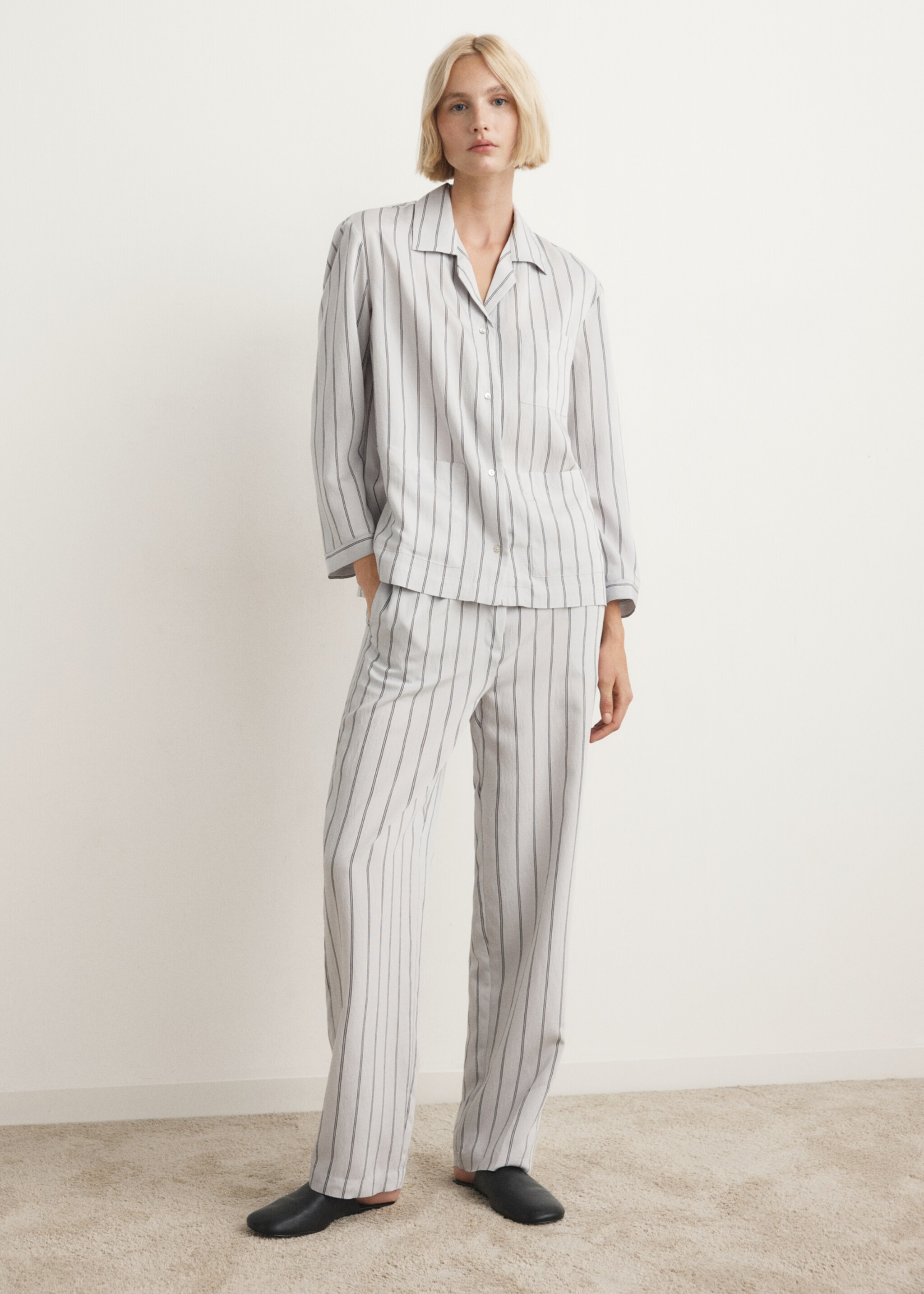 Pyjamahemd mit Streifen und Vordertasche - Allgemeine Ansicht, Grau. Ref: 27083320-00.