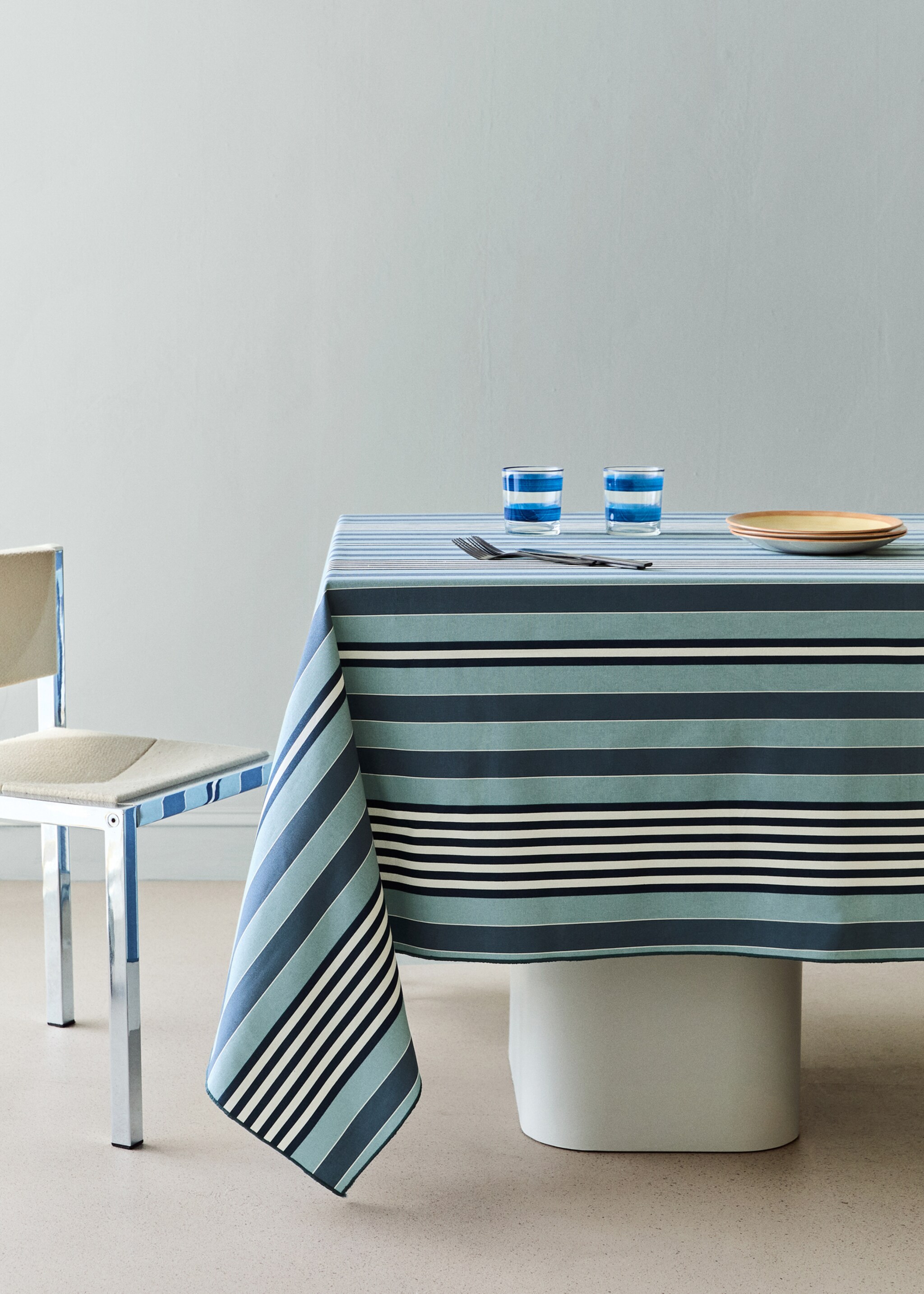 100% cotton resin-coated striped tablecloth for 6 to 8 guests - General plane, Blue. Ref: 27083335-00.