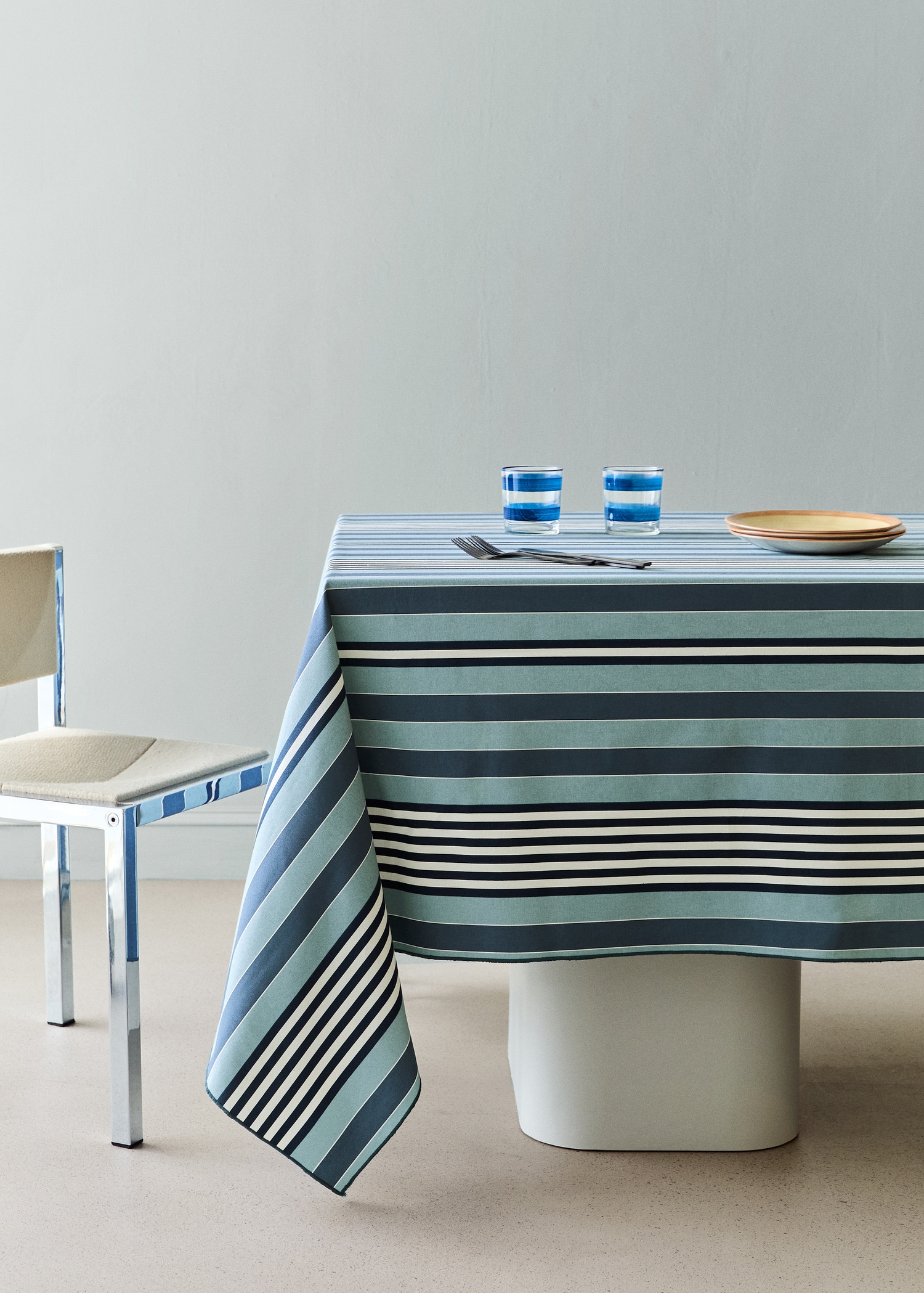 100% cotton resin-coated striped tablecloth for 6 to 8 guests - General plane