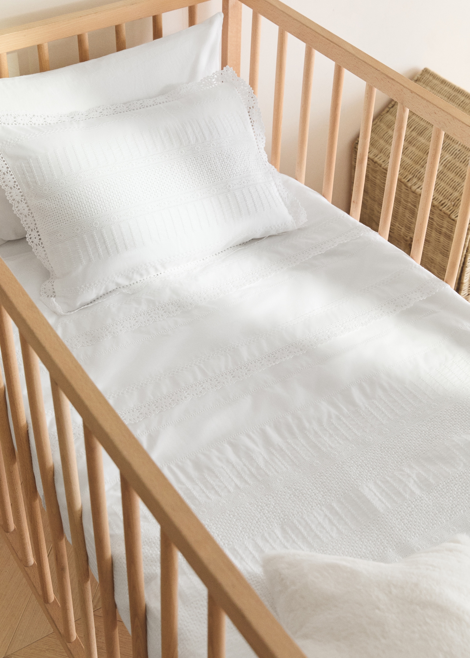 Edredó minibressol cotó brodat - Pla general