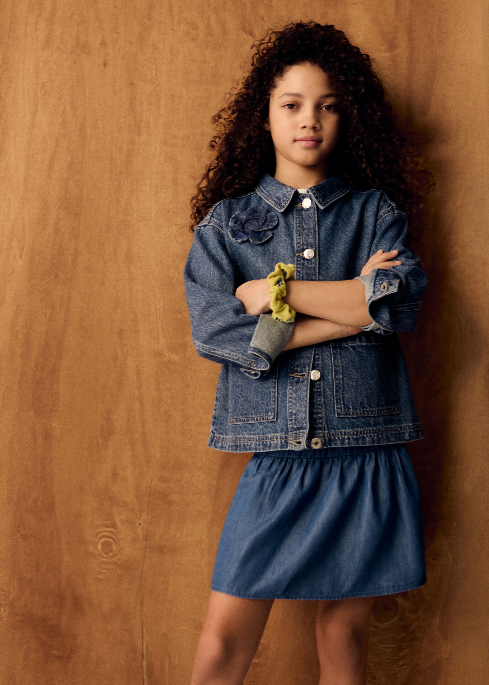 Cazadora denim detalle flor - Plano general, Azul medio. Ref: 27084415-00.