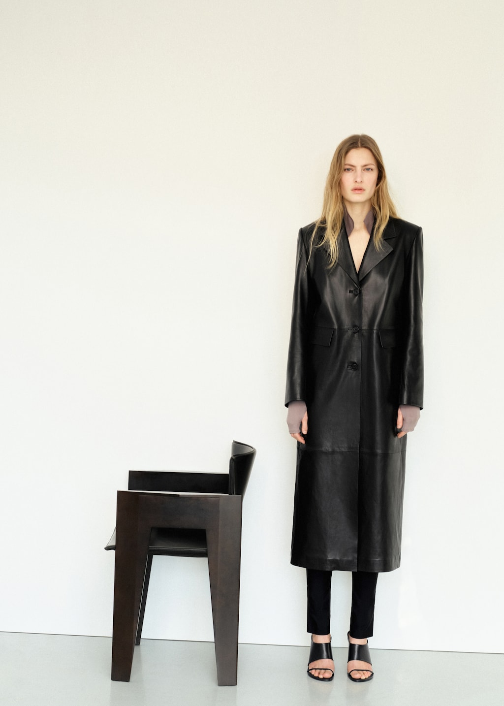 Straight 100% leather coat with pockets