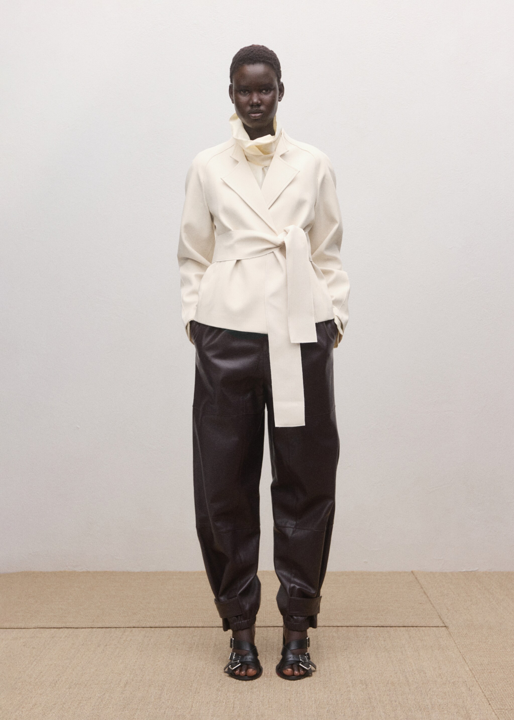 Jacket with lapels and tie belt - General plane, Ecru. Ref: 27084448-00.