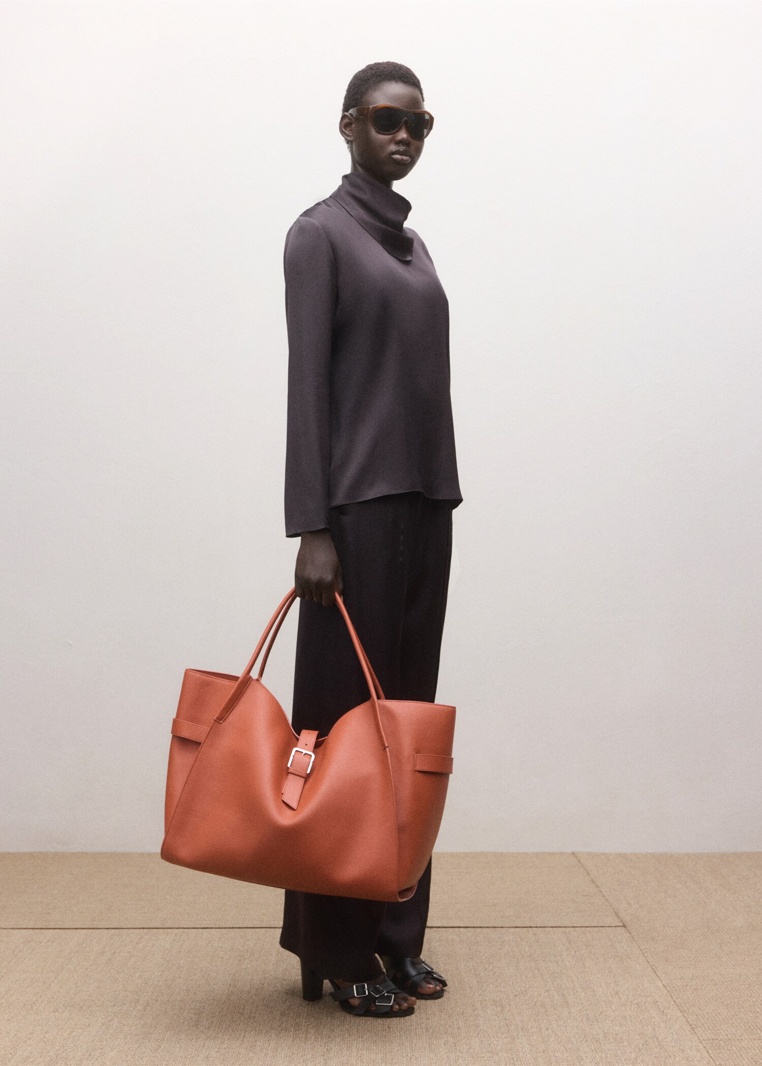 Satin blouse with a turtleneck - General plane