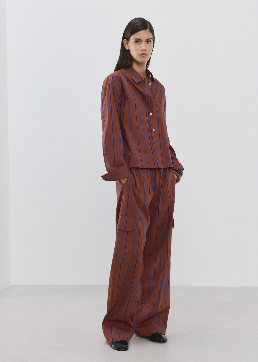 Straight pants with cargo pockets - image 2