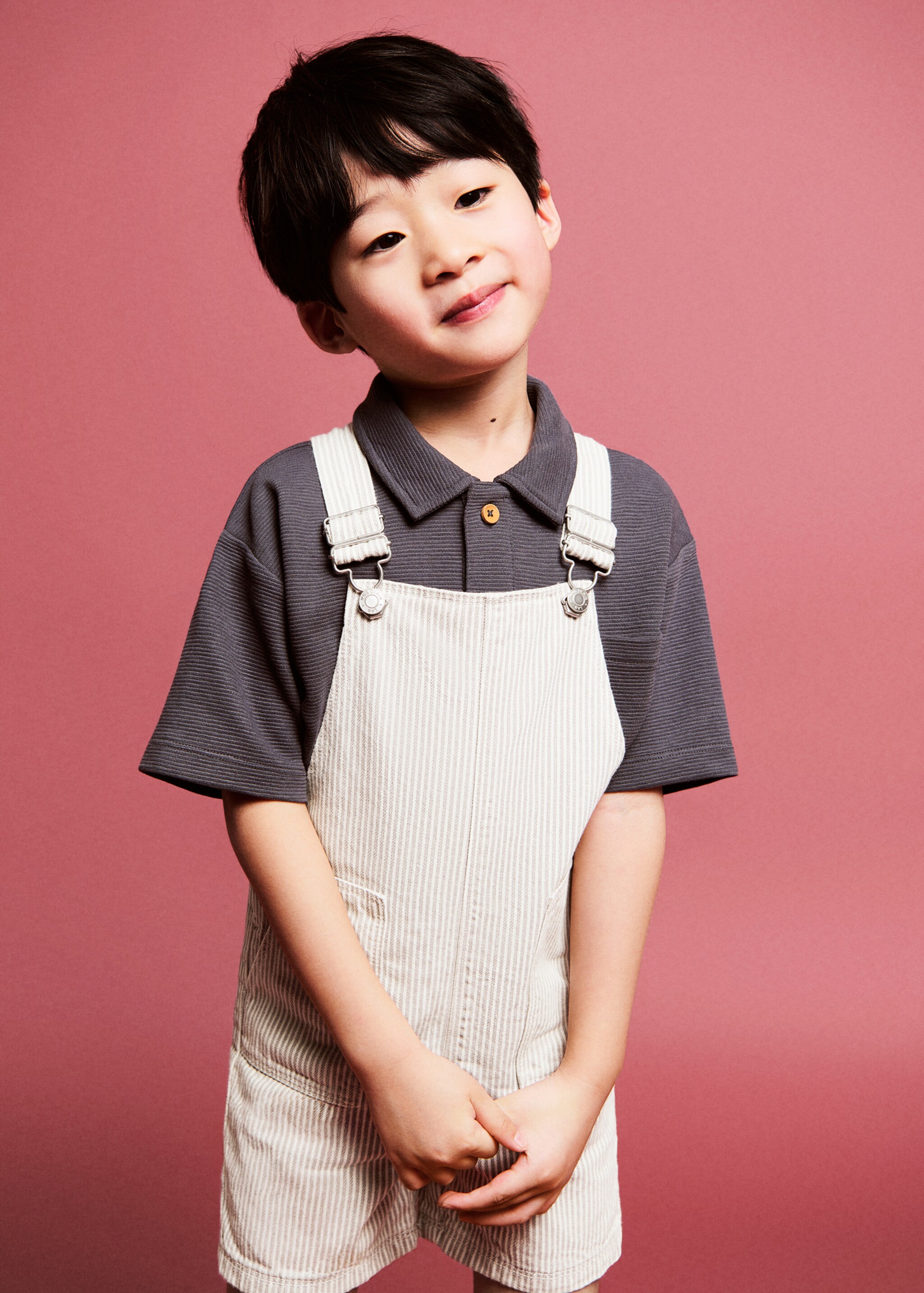 بنطال بحمالتين مخطط قصير - رؤية عامة, رملي. Ref: 27086715-00.