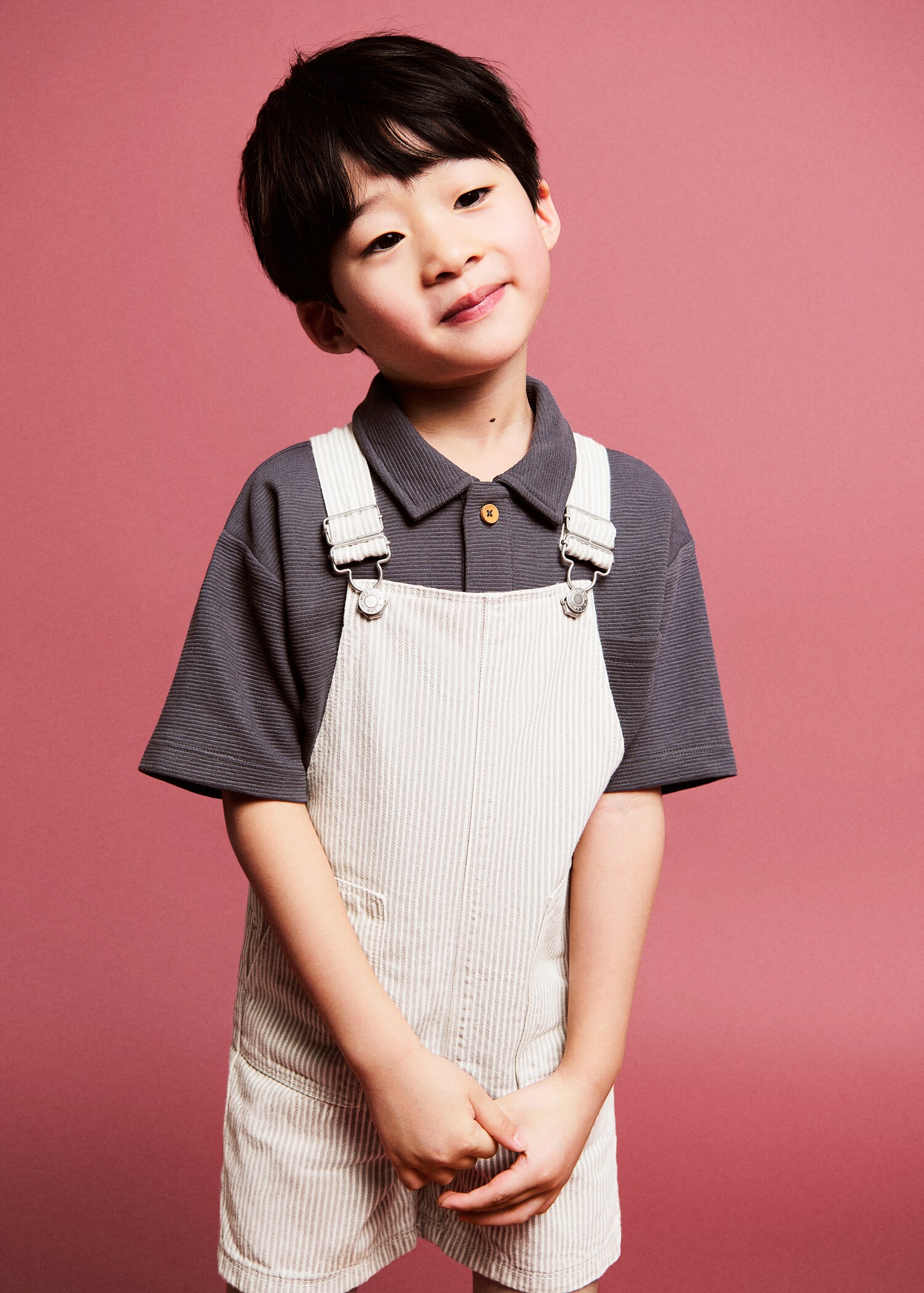 بنطال بحمالتين مخطط قصير - رؤية عامة