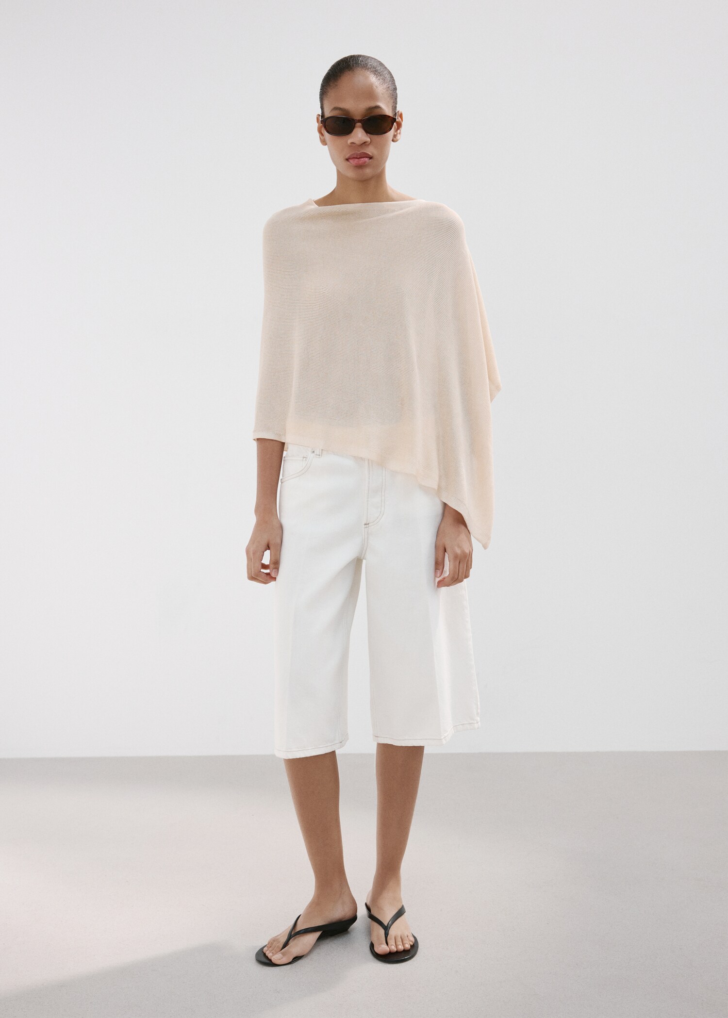 Asymmetrical knitted cape - General plane