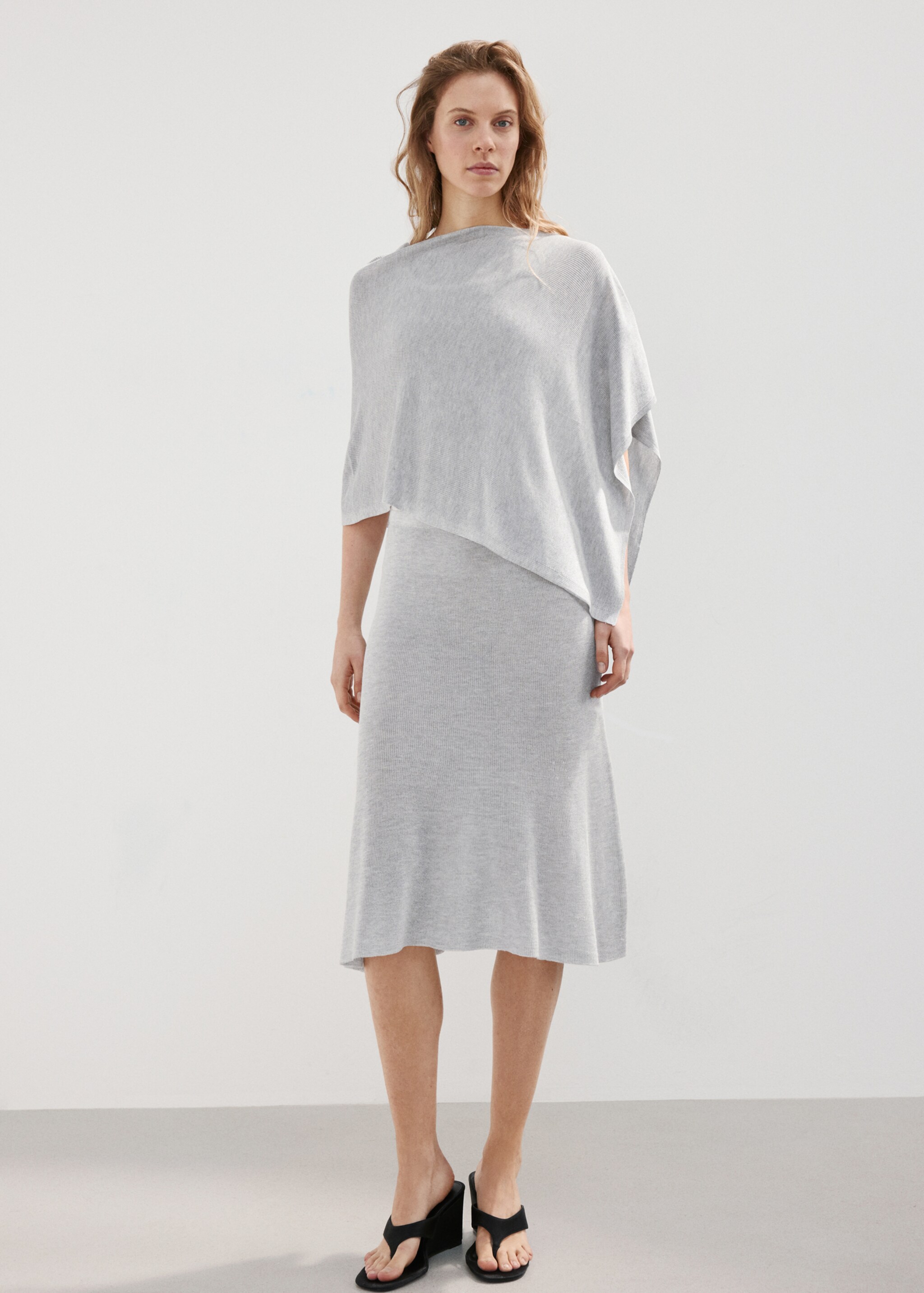 Asymmetrical knitted cape - General plane, Light Heather Grey. Ref: 27087143-00.
