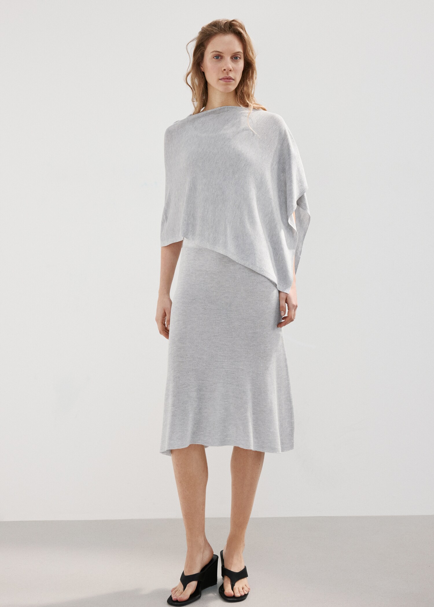 Asymmetrical knitted cape - General plane