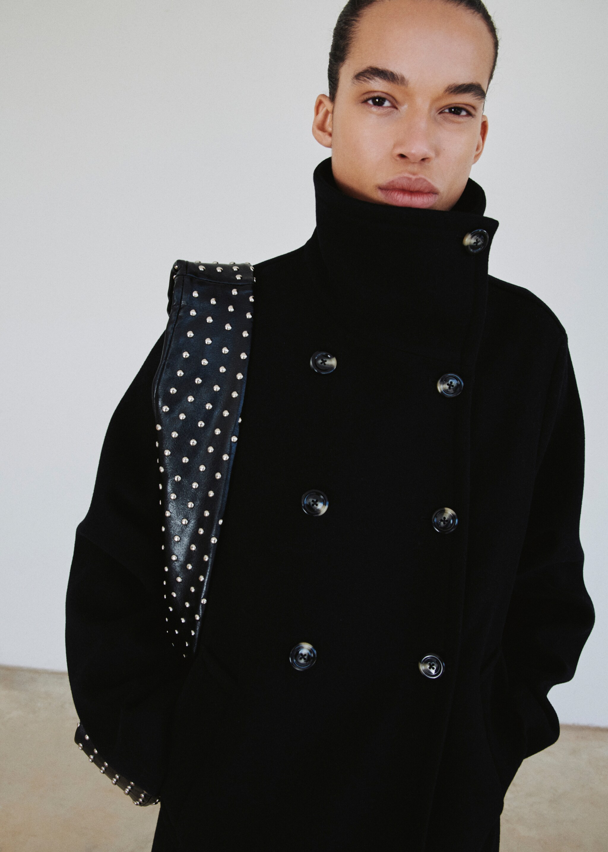 حقيبة كتف بيضاوية مزينة بالستودز - رؤية عامة, أسود. Ref: 27091272-00.